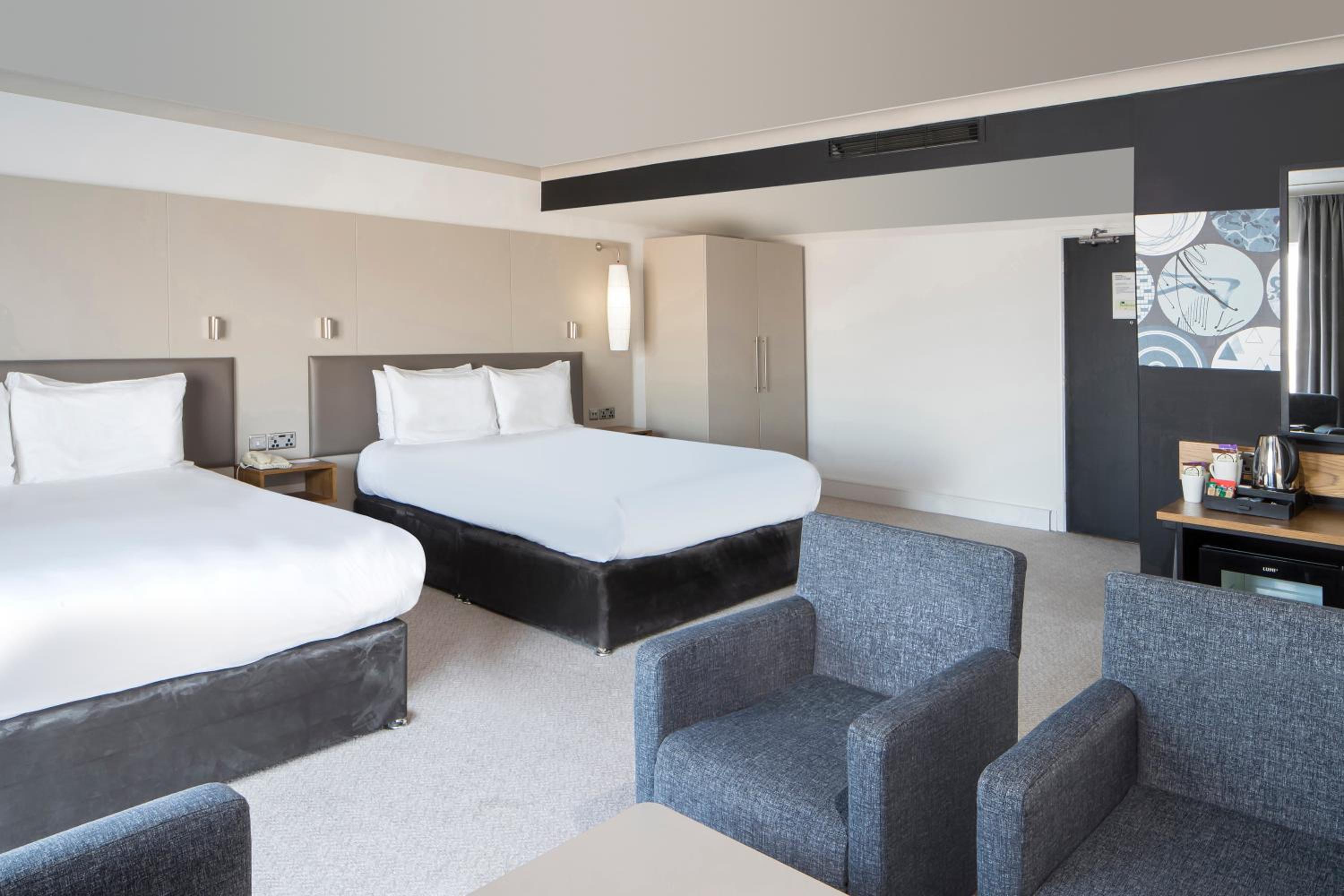 Premium Queen Room with Two Queen Beds - Photo 3