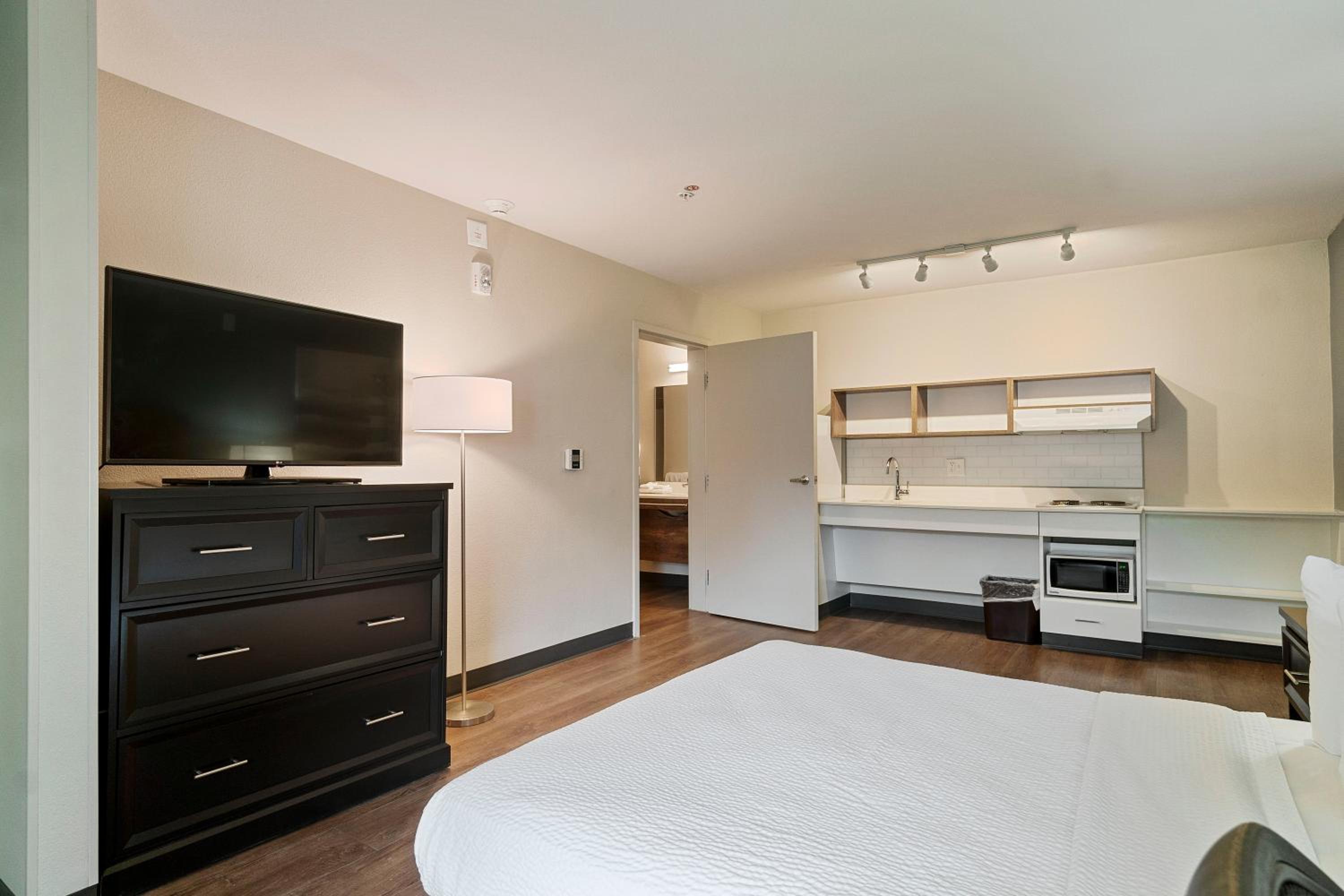 Queen studio with 1 Queen Bed - Disability Access/Non-Smoking photo 2