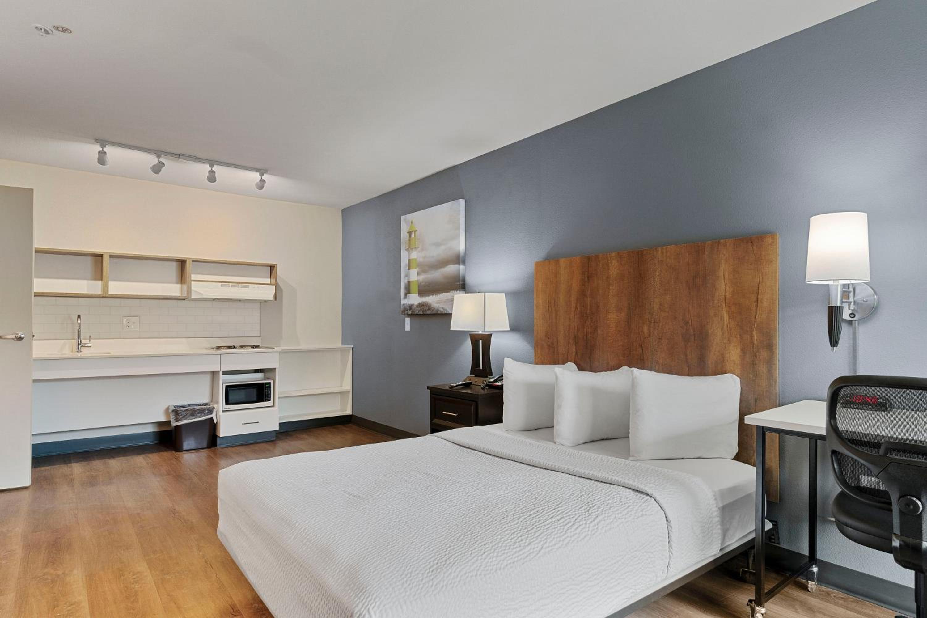 Queen studio with 1 Queen Bed - Disability Access/Non-Smoking photo 3
