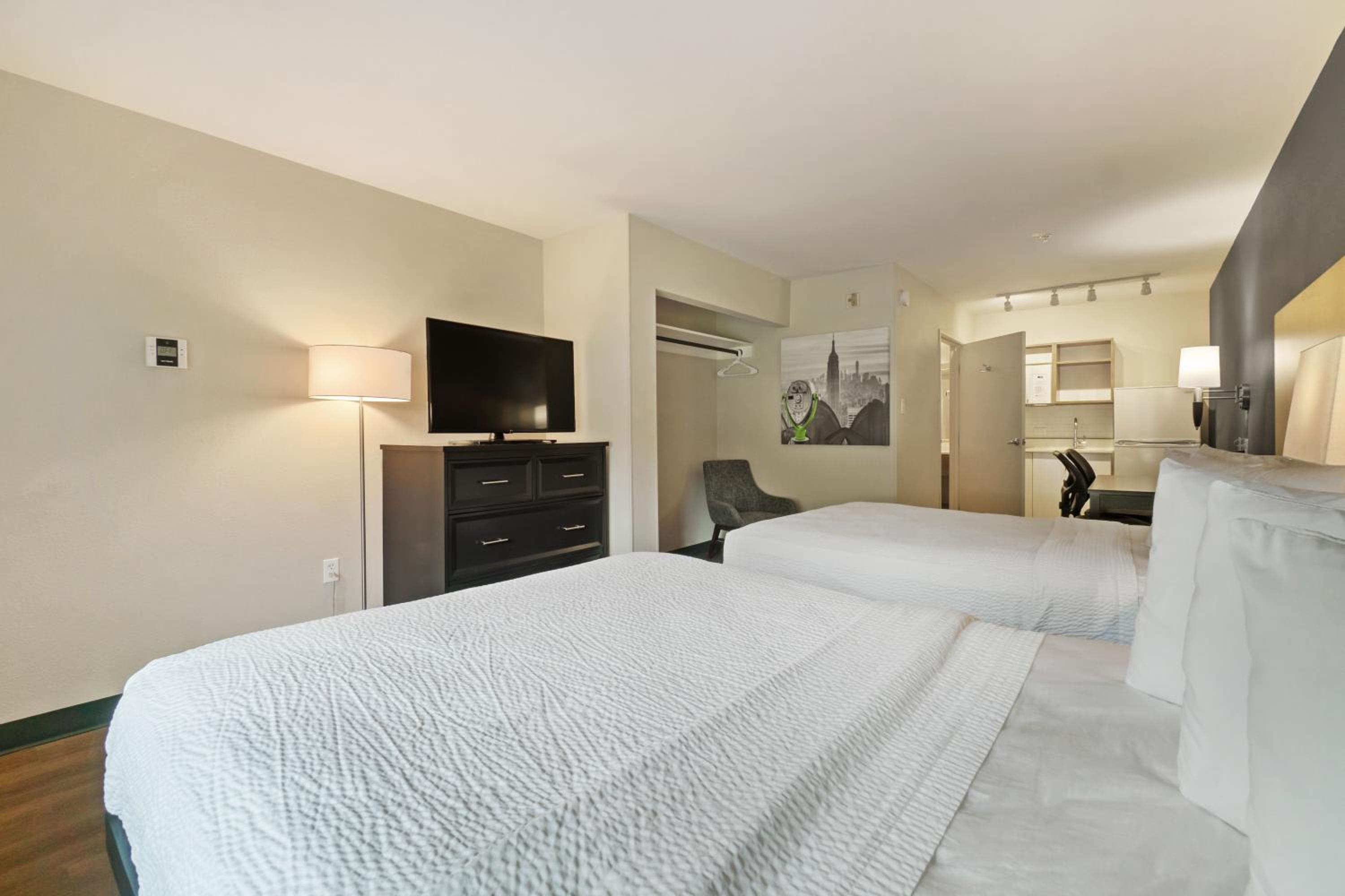 Studio with 2 Queen Beds - Non-Smoking - Photo 5