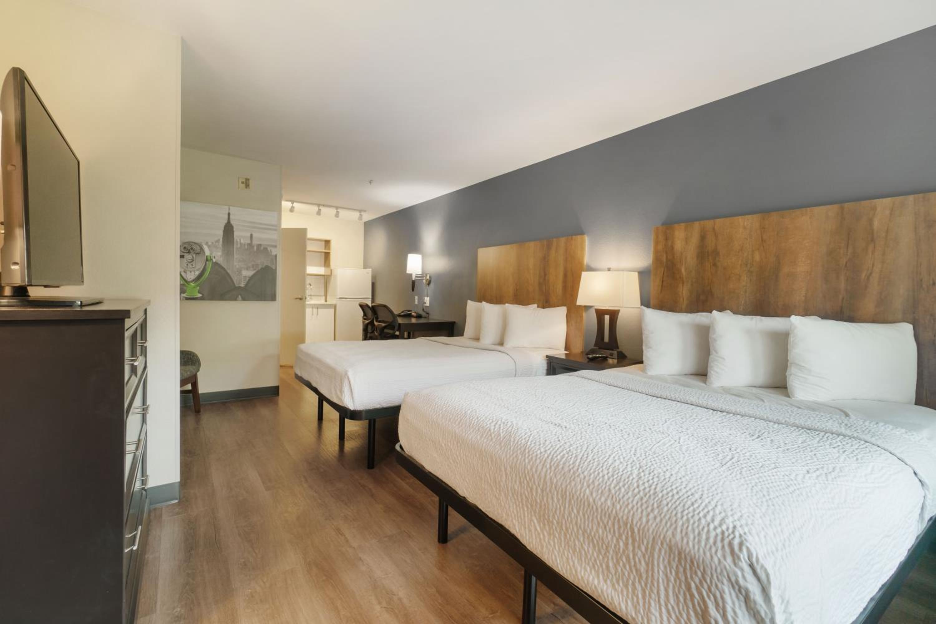 Studio with 2 Queen Beds - Non-Smoking - Photo 9