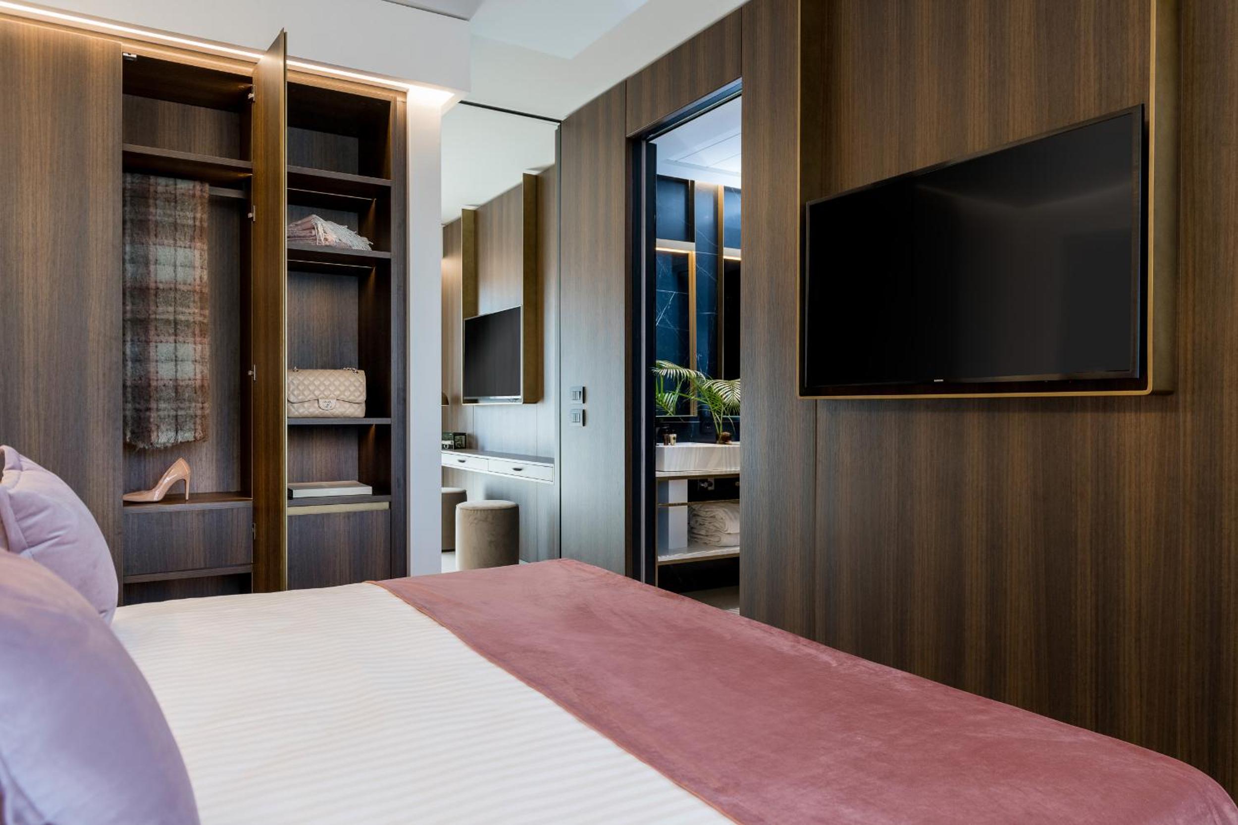 Junior Suite with Hot Tub - Photo 8
