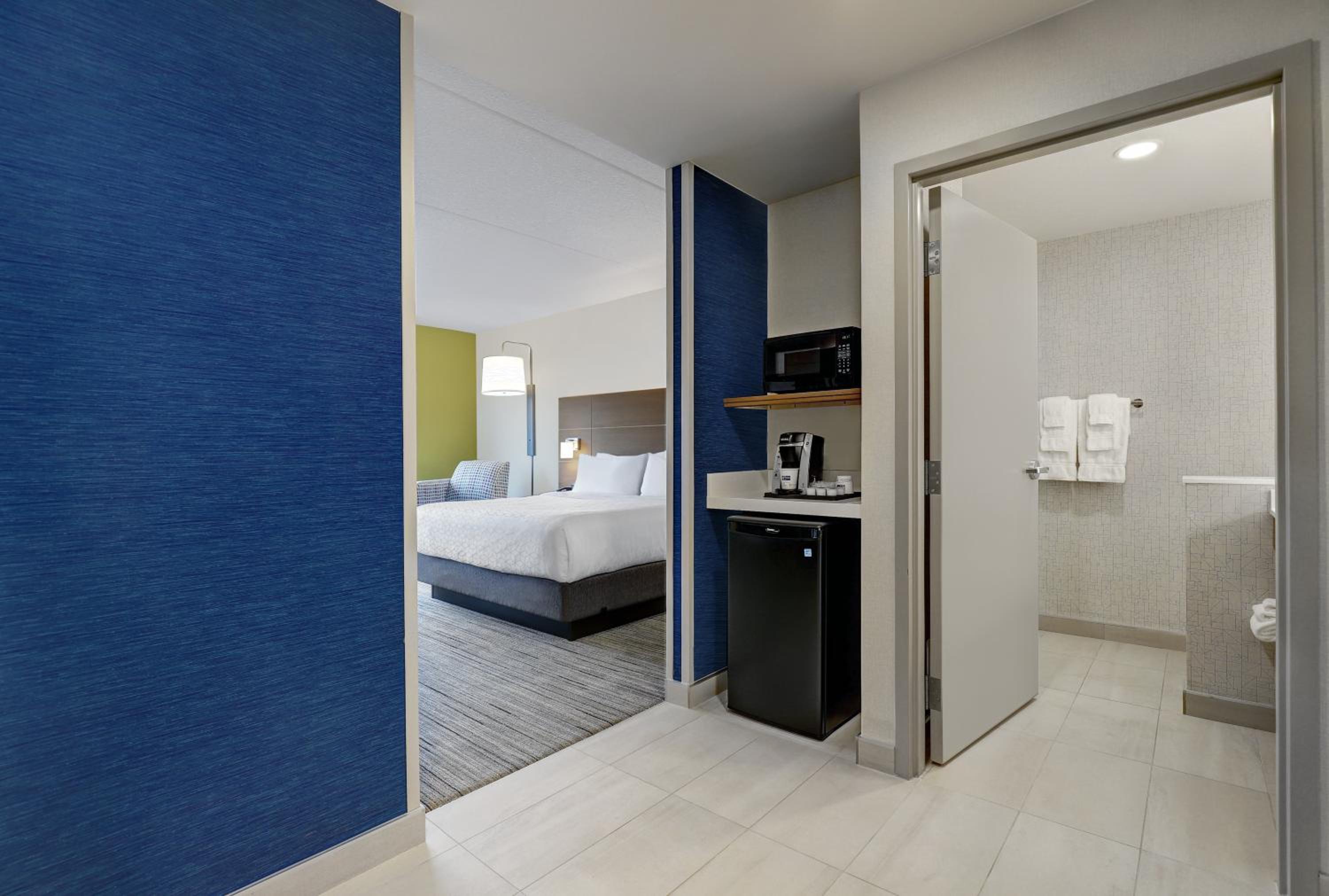 Standard King Room with Extra Space - Photo 7