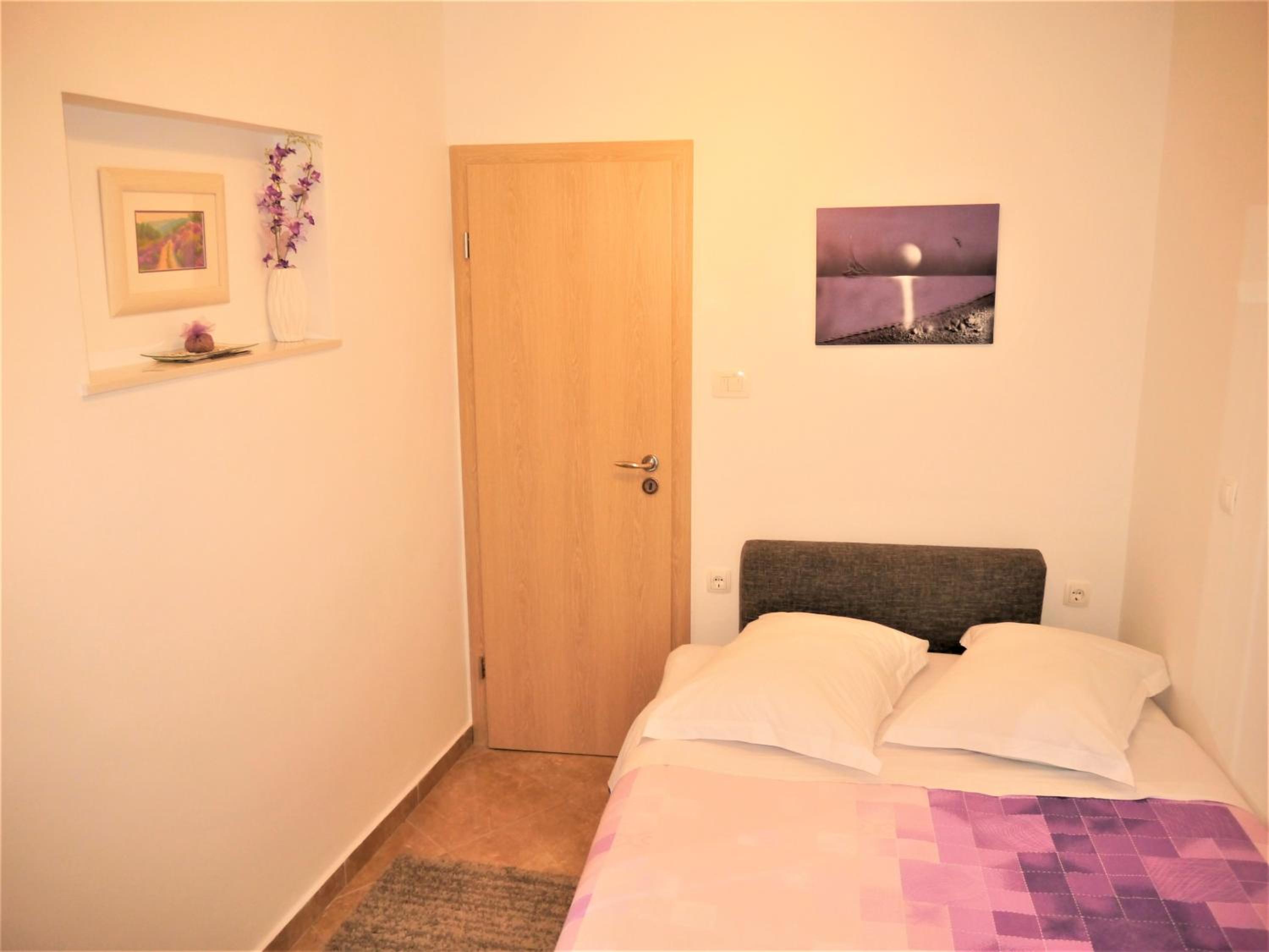 Room with Private Bathroom - Photo 10