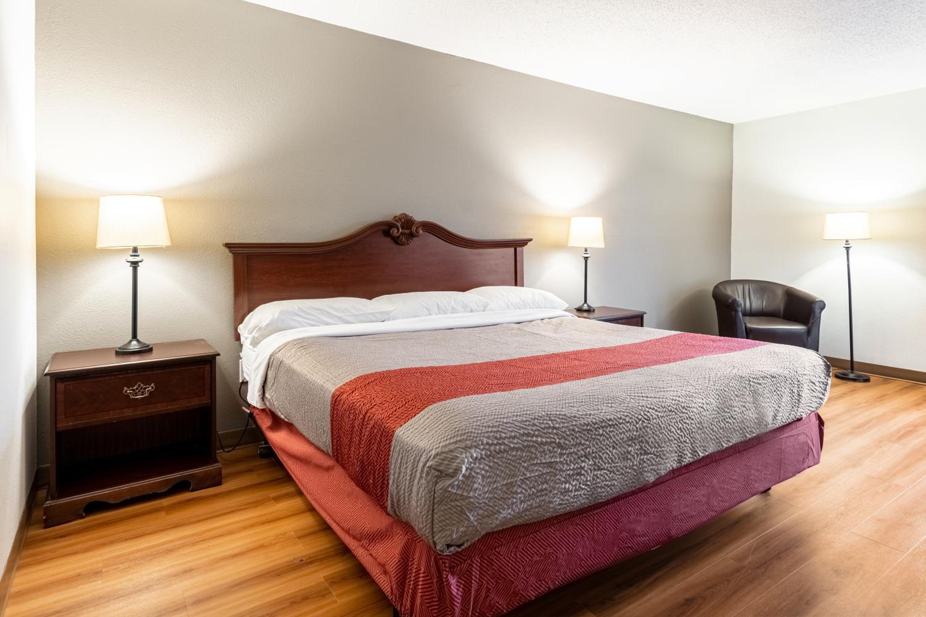 King Room with Roll-in Shower - Disability Access - Non-Smoking