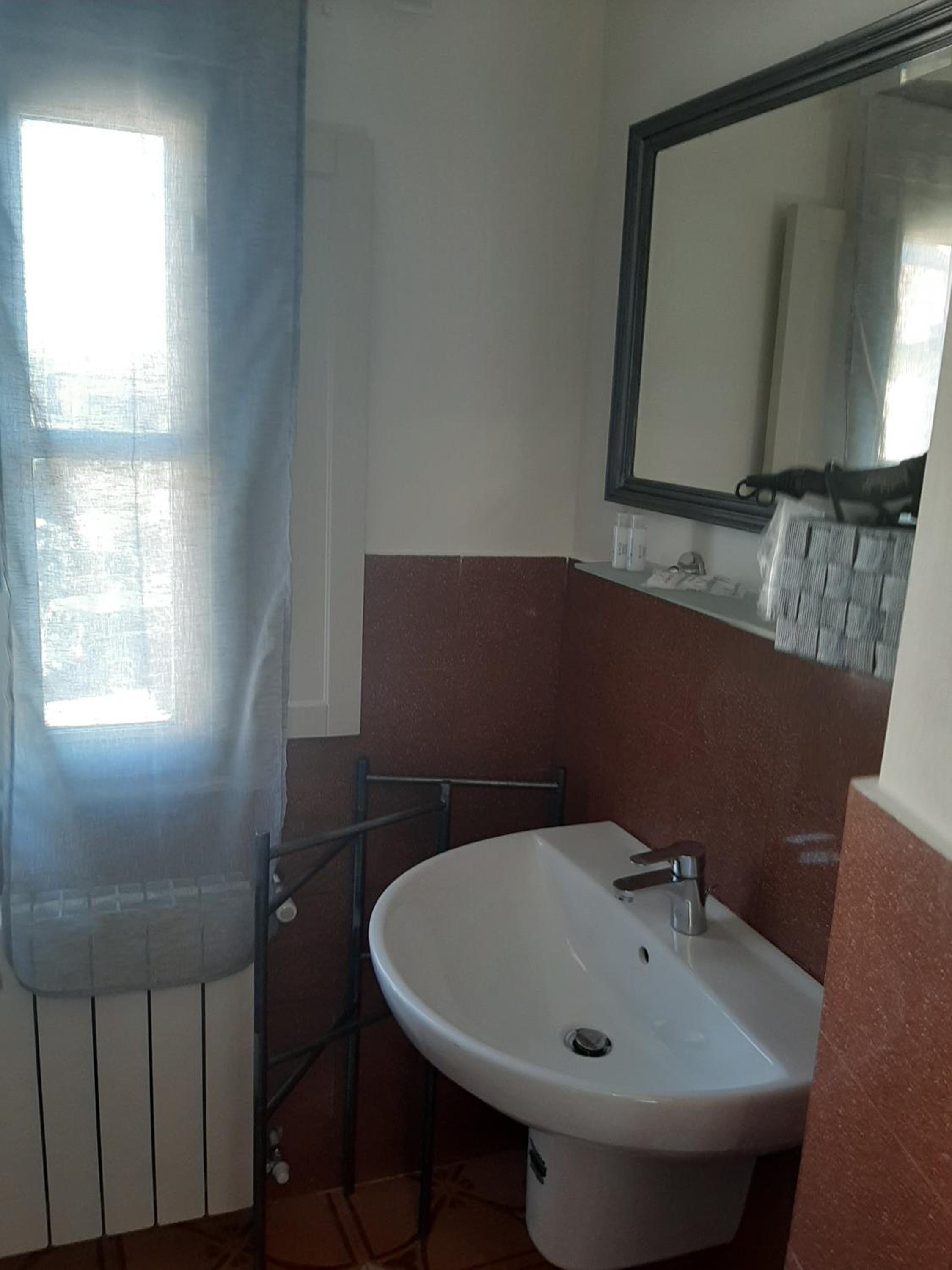 Economy Double Room - Photo 23