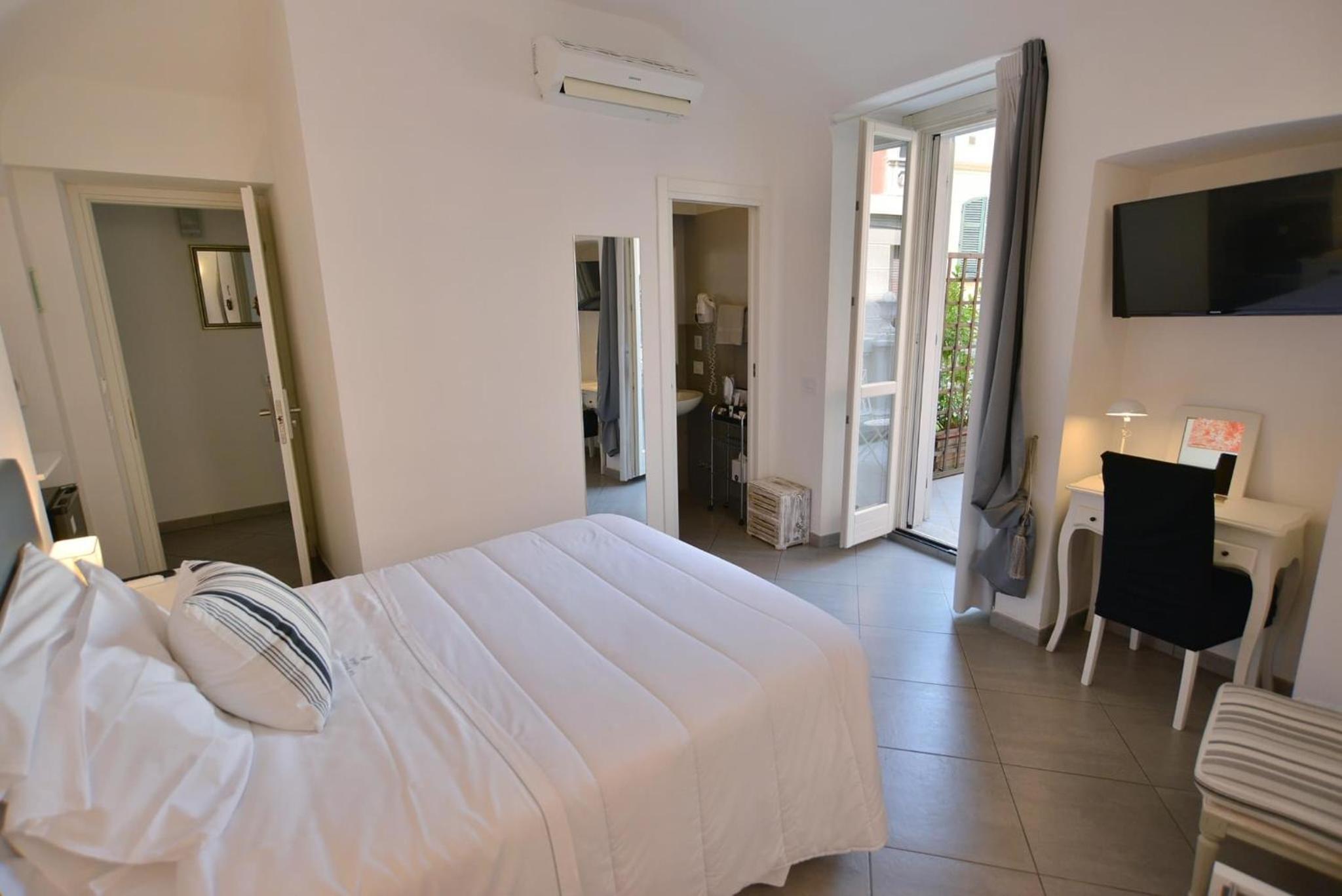 Double Room with French Bed and Balcony
