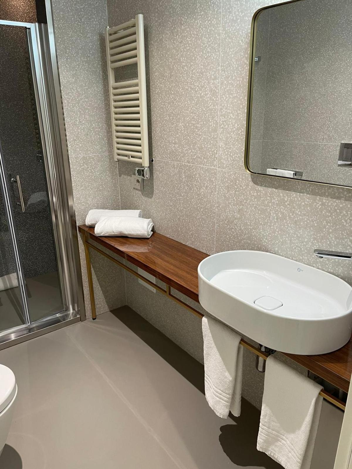 Standard Double or Twin Room - Photo 9