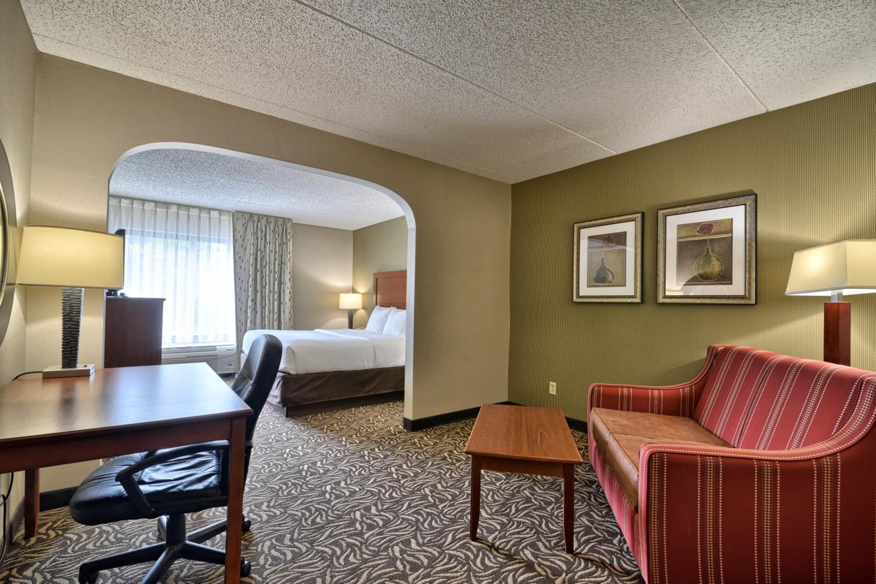 Suite with Seating Area - Photo 3