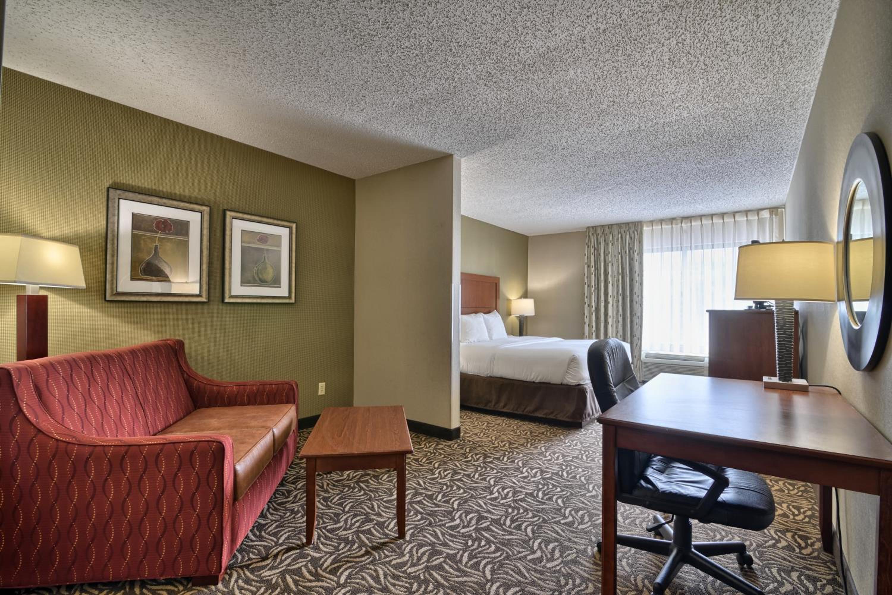 Suite with Seating Area - Photo 4