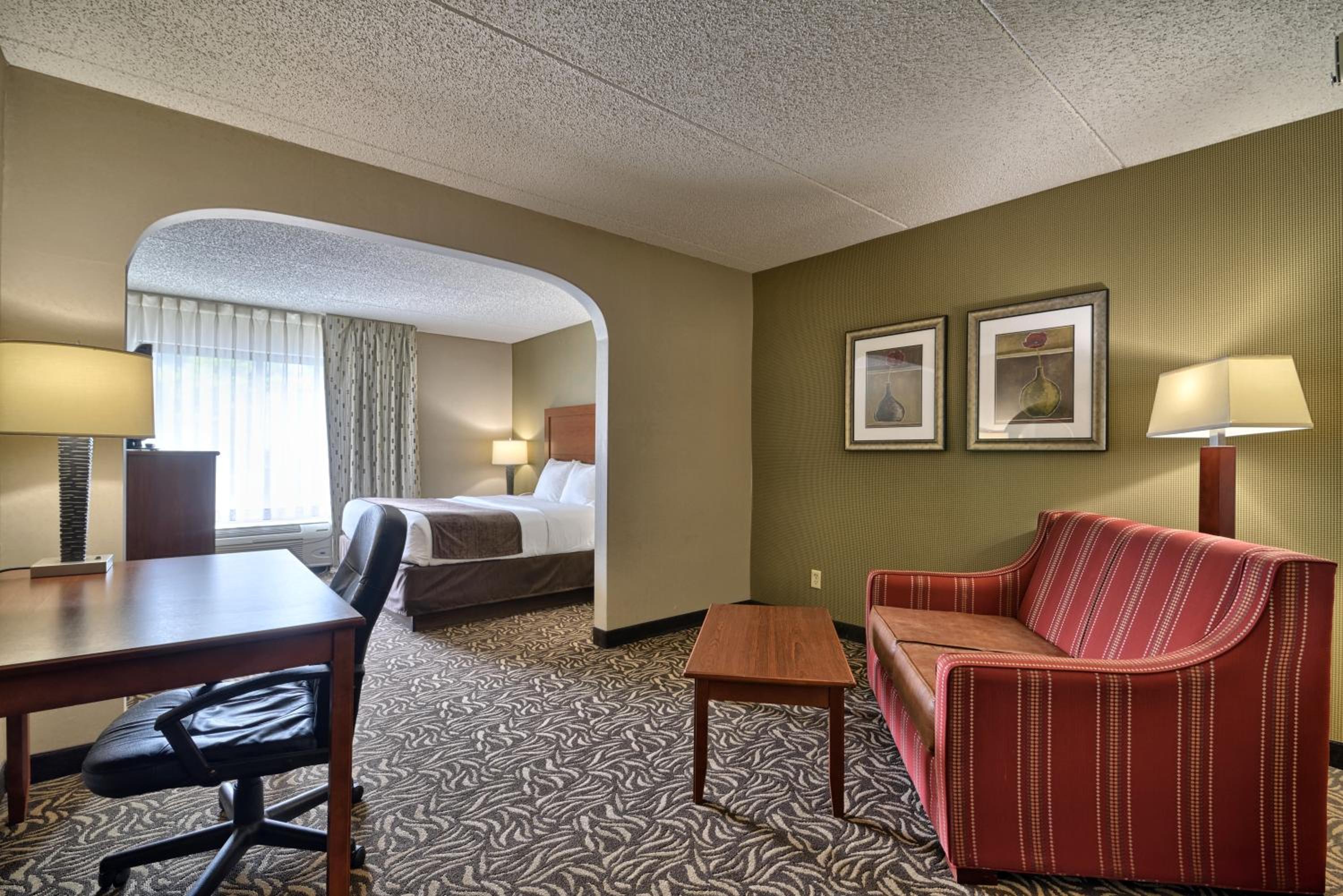 Suite with Seating Area - Photo 1