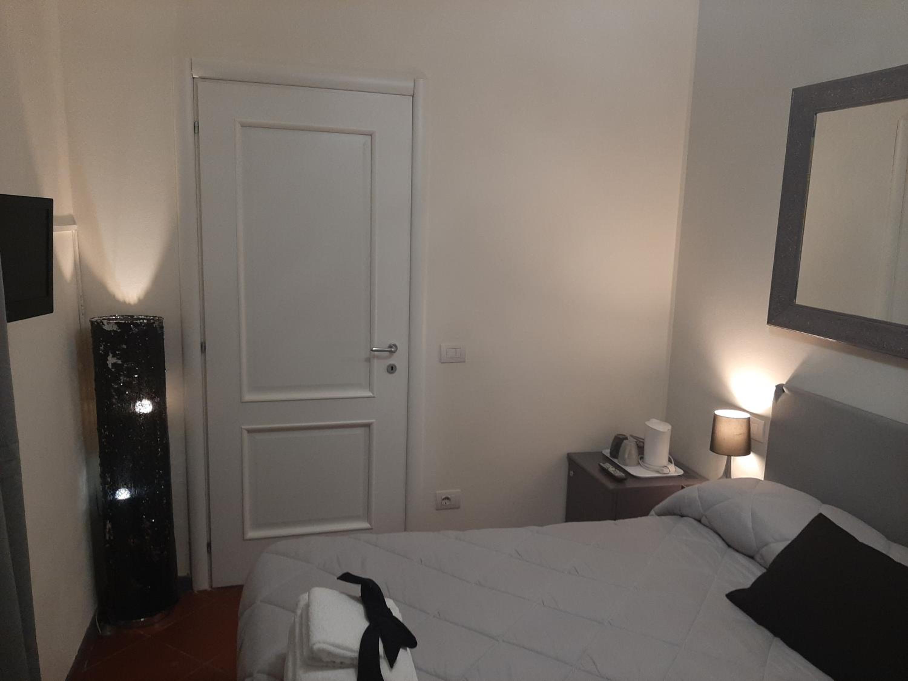 Economy Double Room - Photo 13