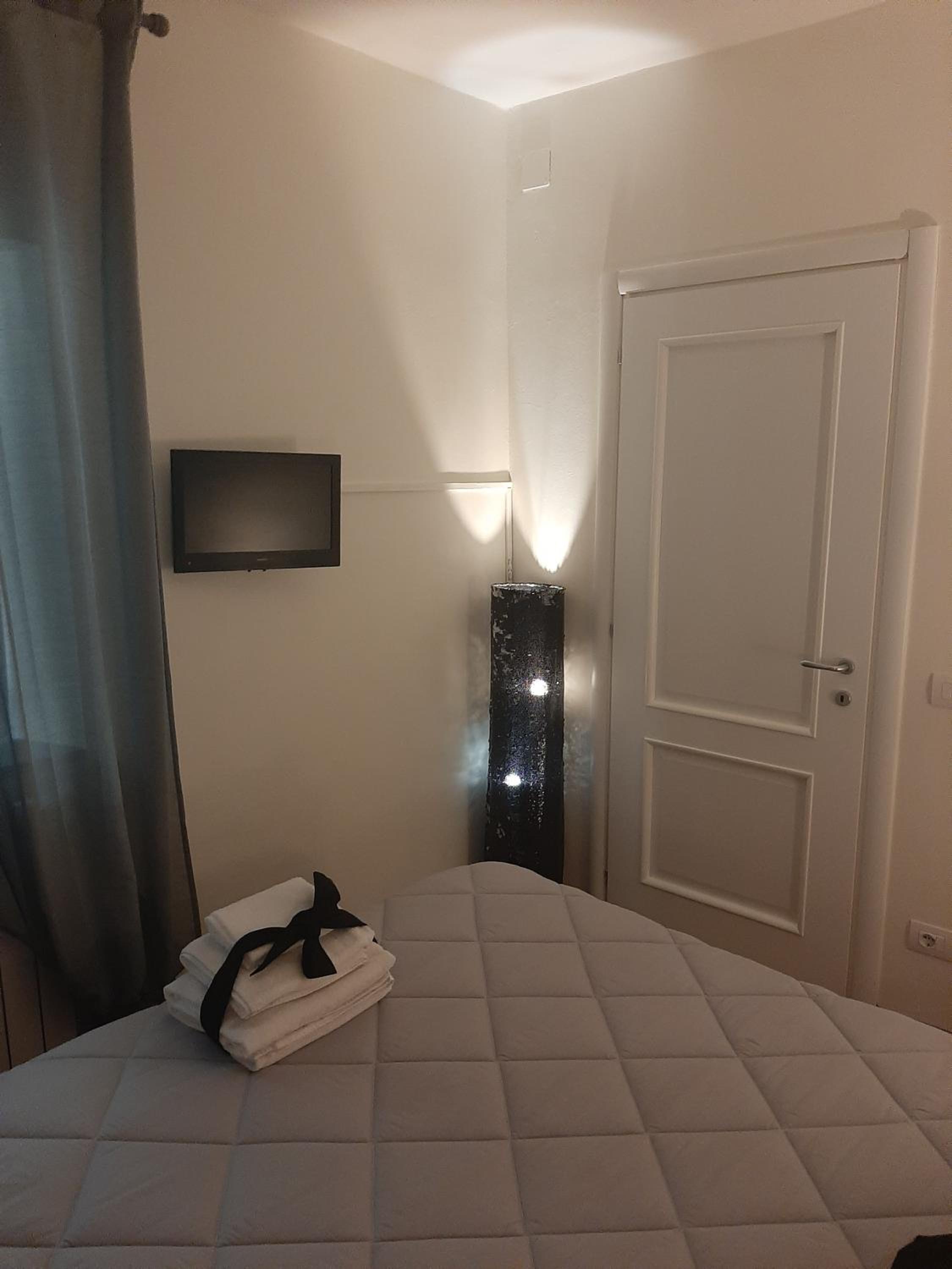 Economy Double Room - Photo 11