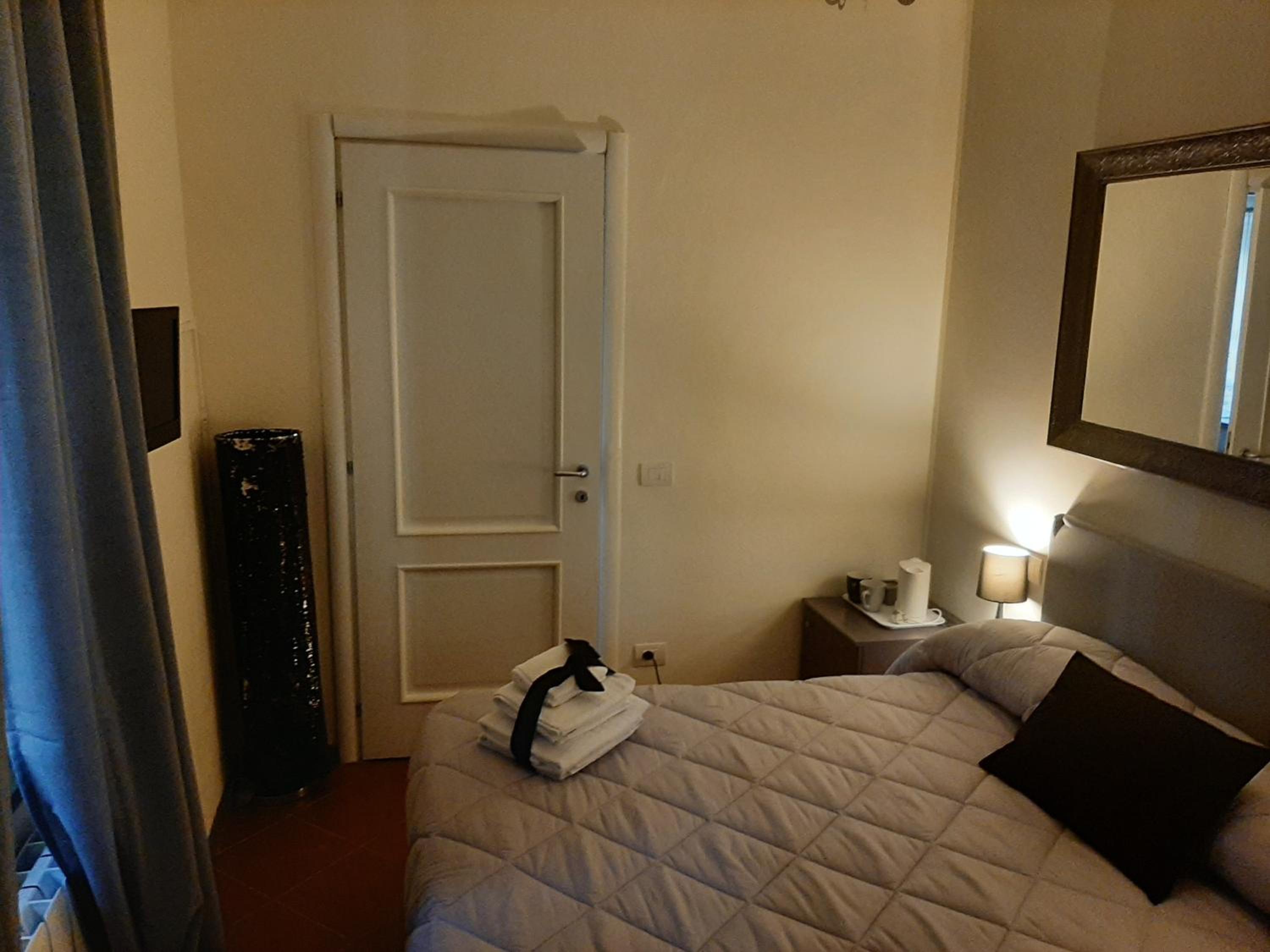 Economy Double Room - Photo 9