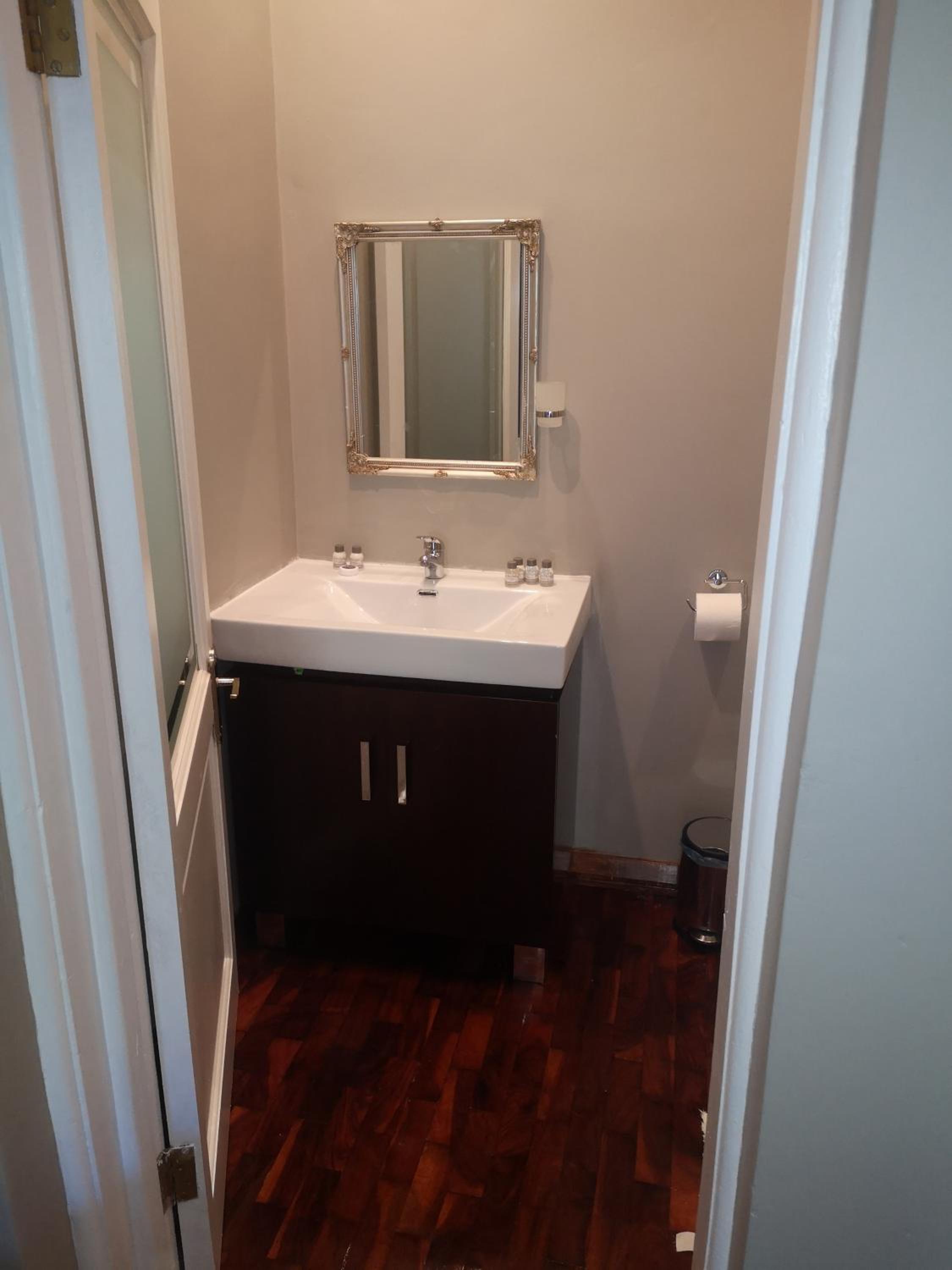 Deluxe Queen Room - Photo 12