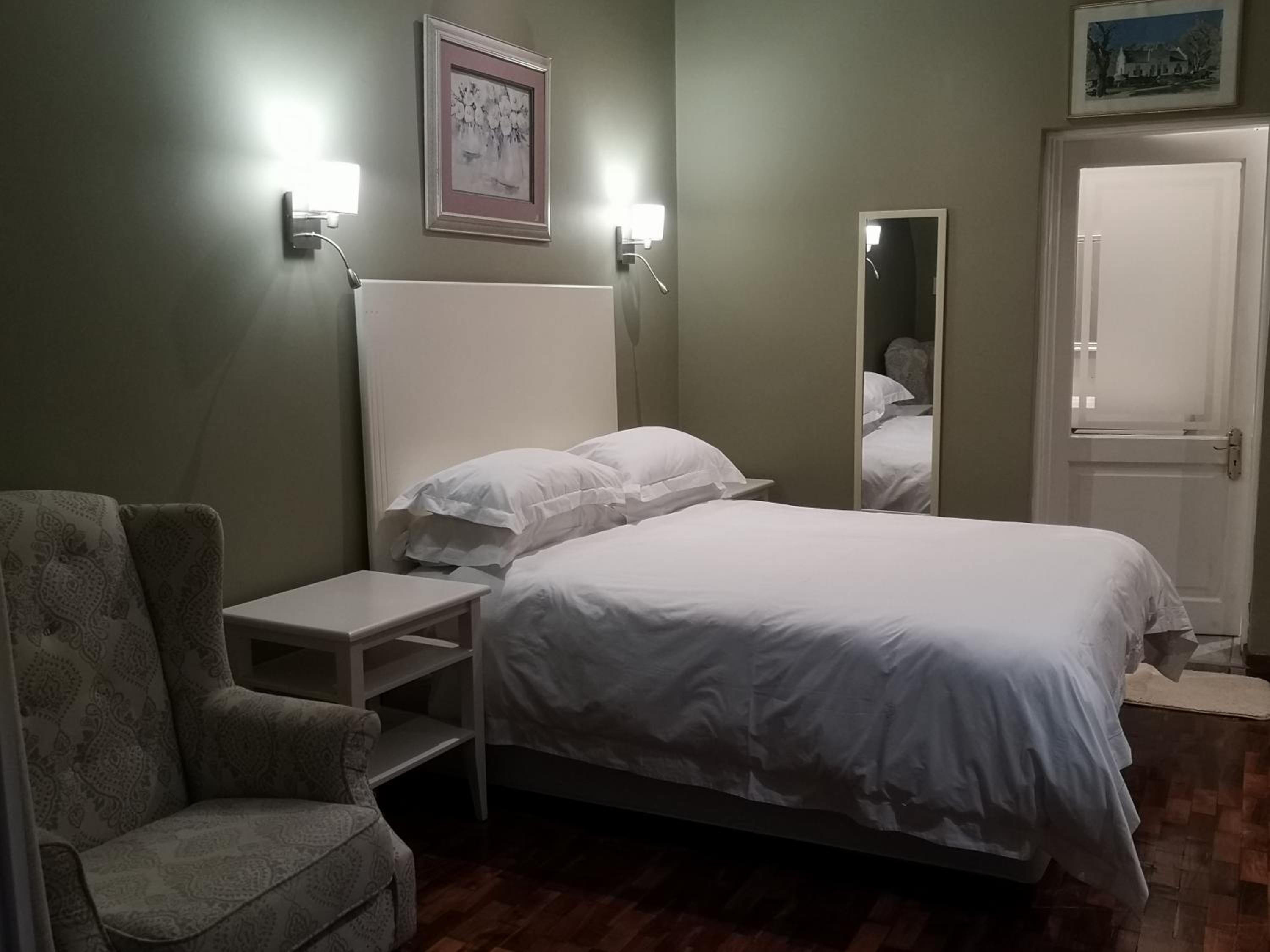 Deluxe Queen Room - Photo 24