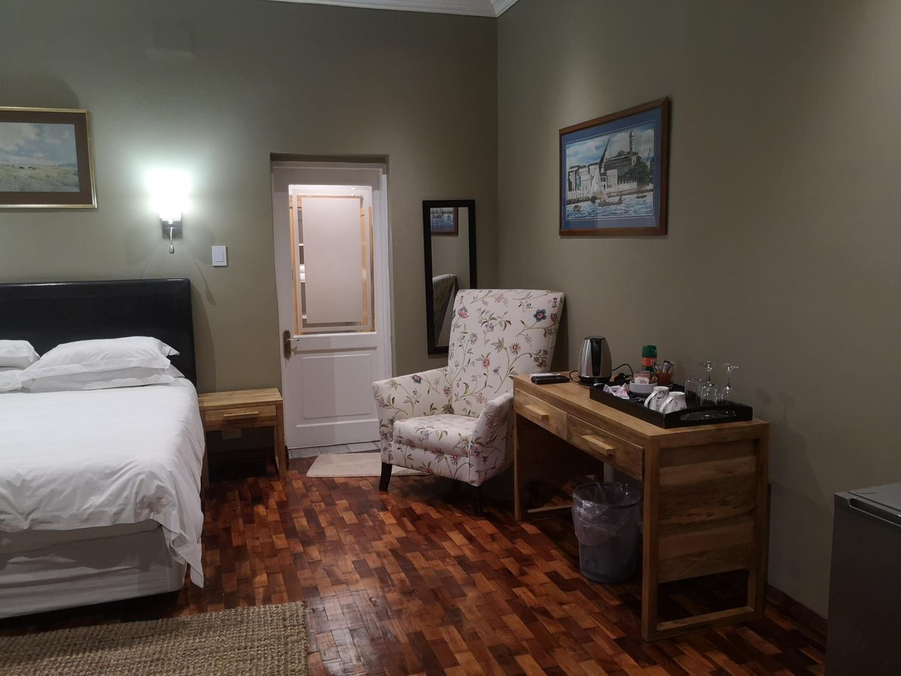Deluxe Queen Room - Photo 21