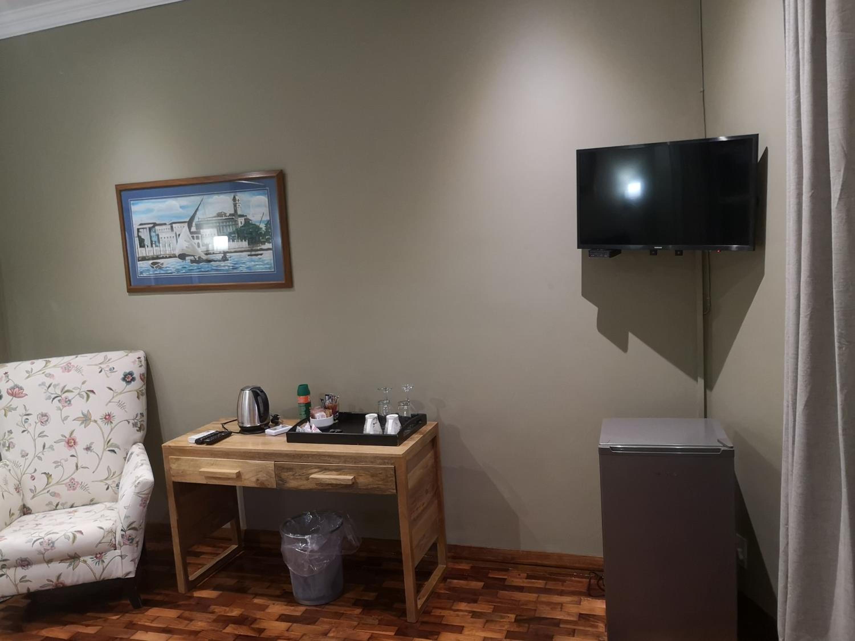 Deluxe Queen Room - Photo 17