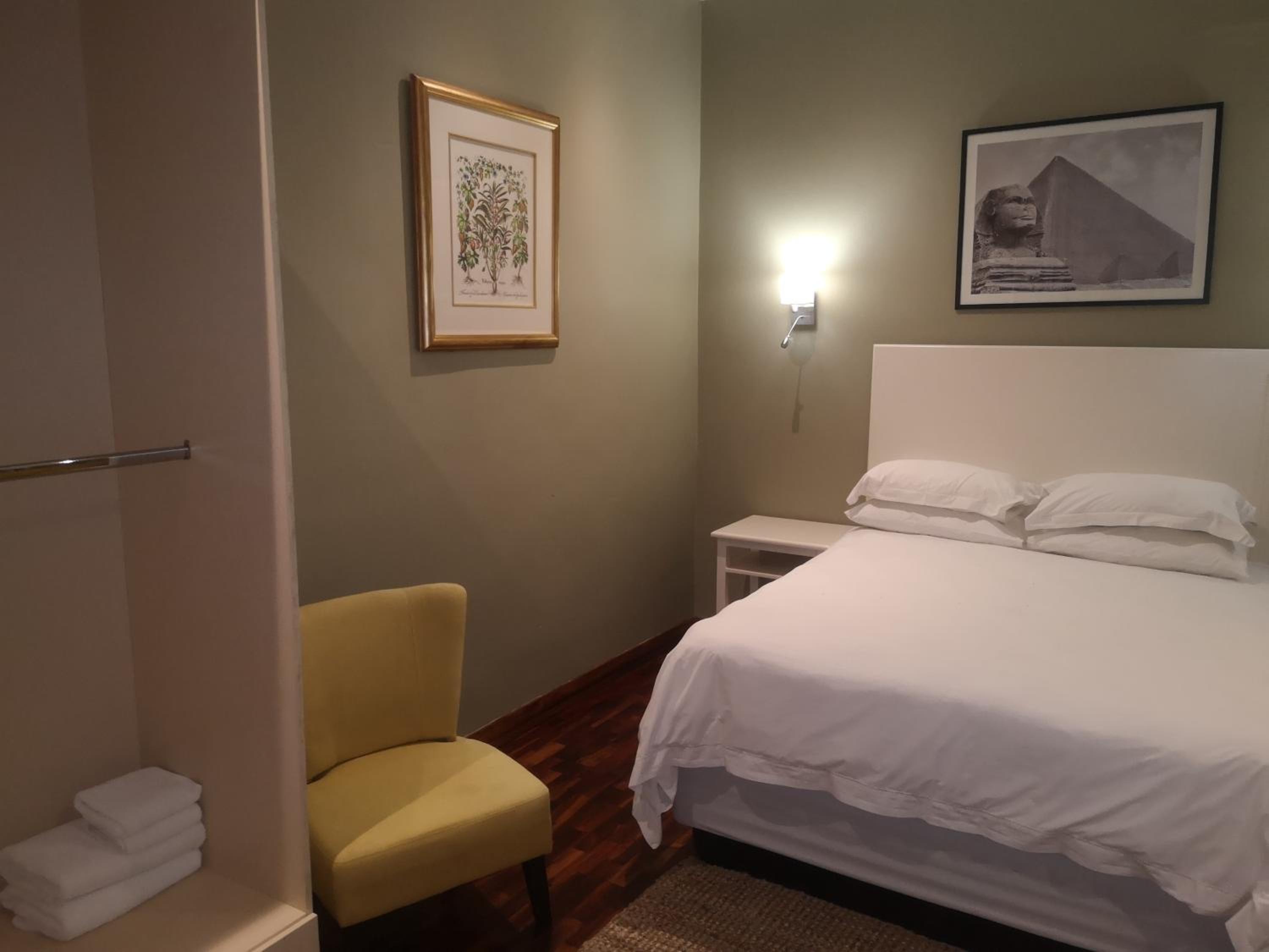 Deluxe Queen Room - Photo 14
