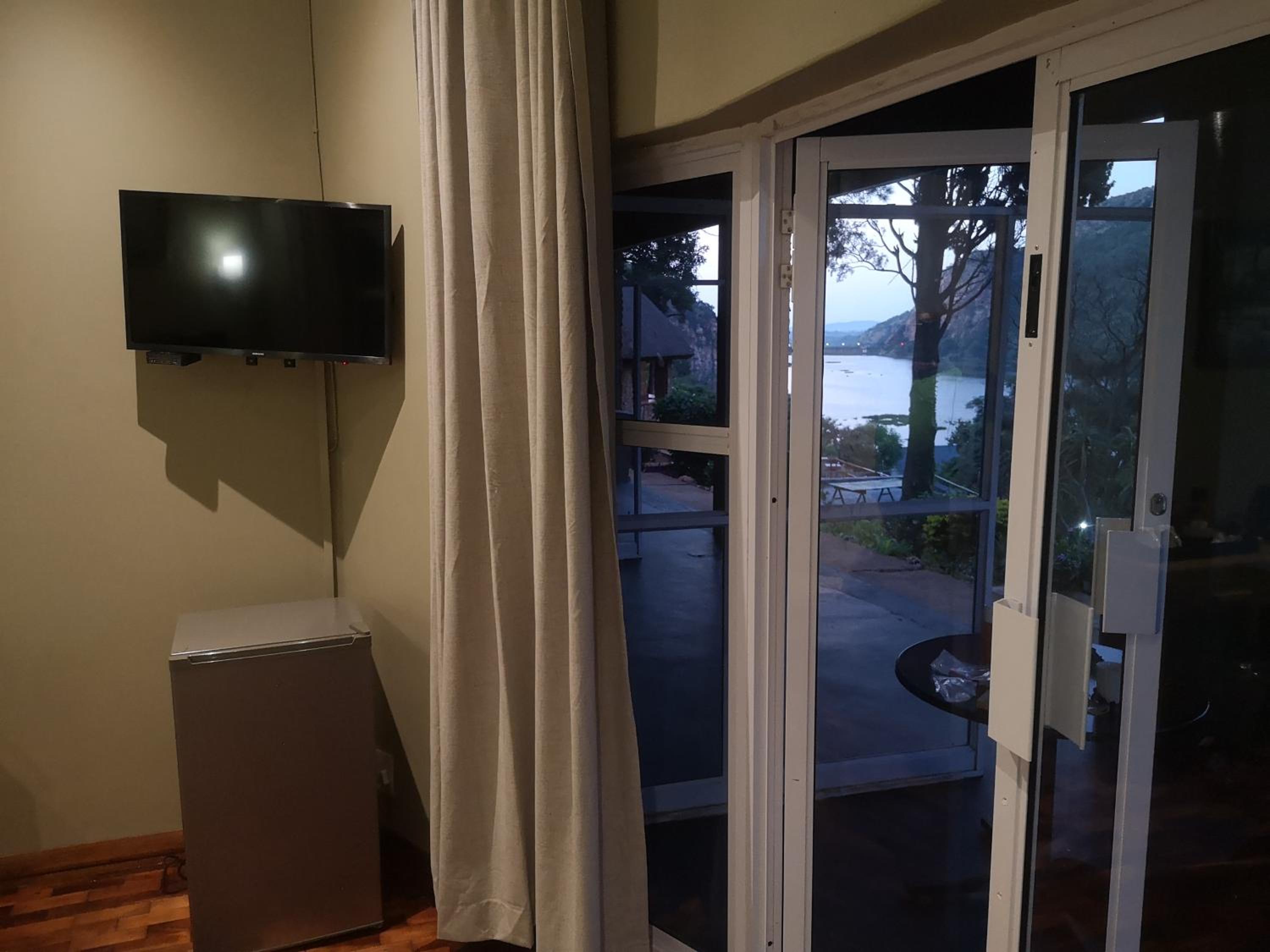 Deluxe Queen Room - Photo 16