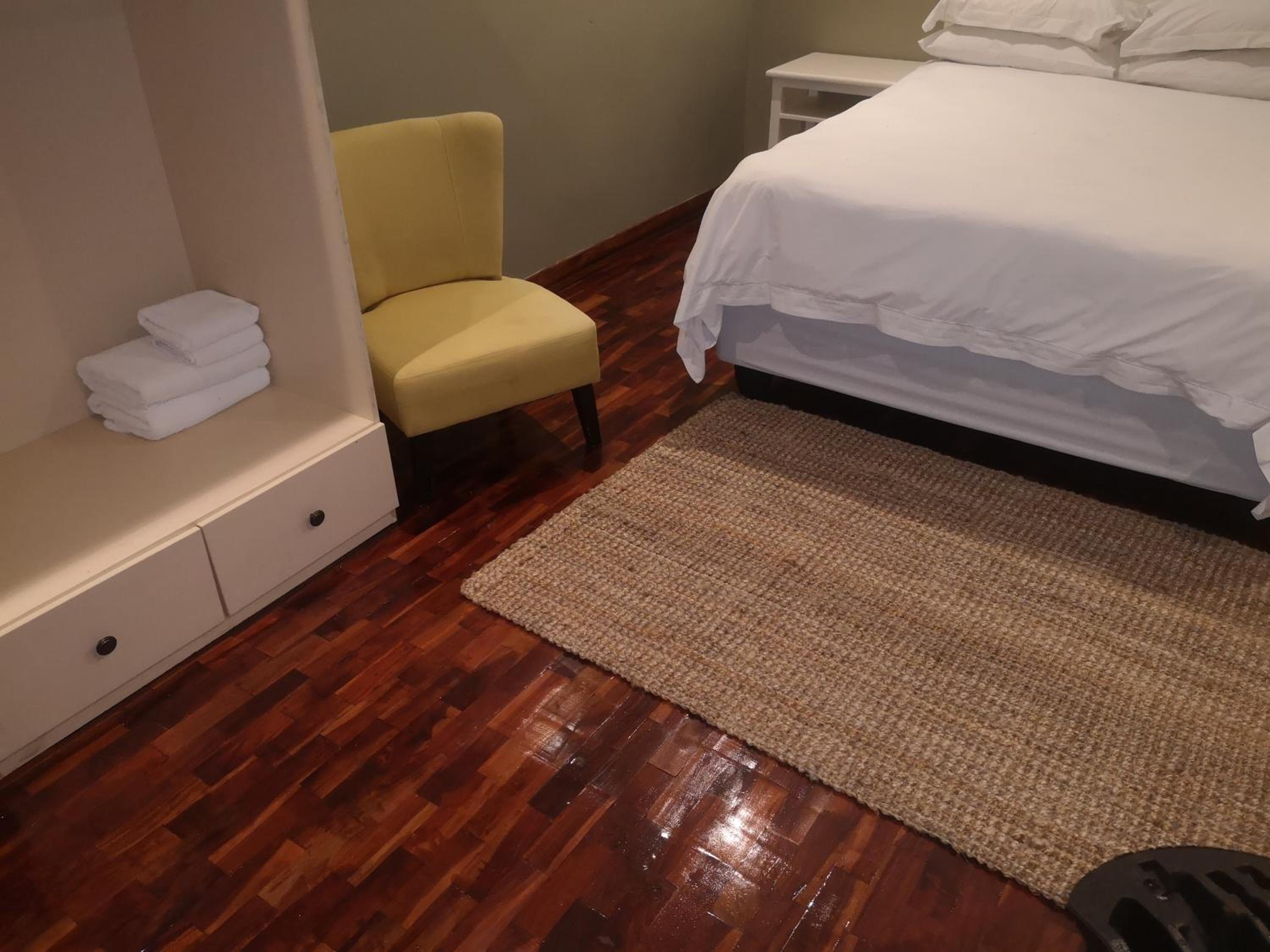 Deluxe Queen Room - Photo 13