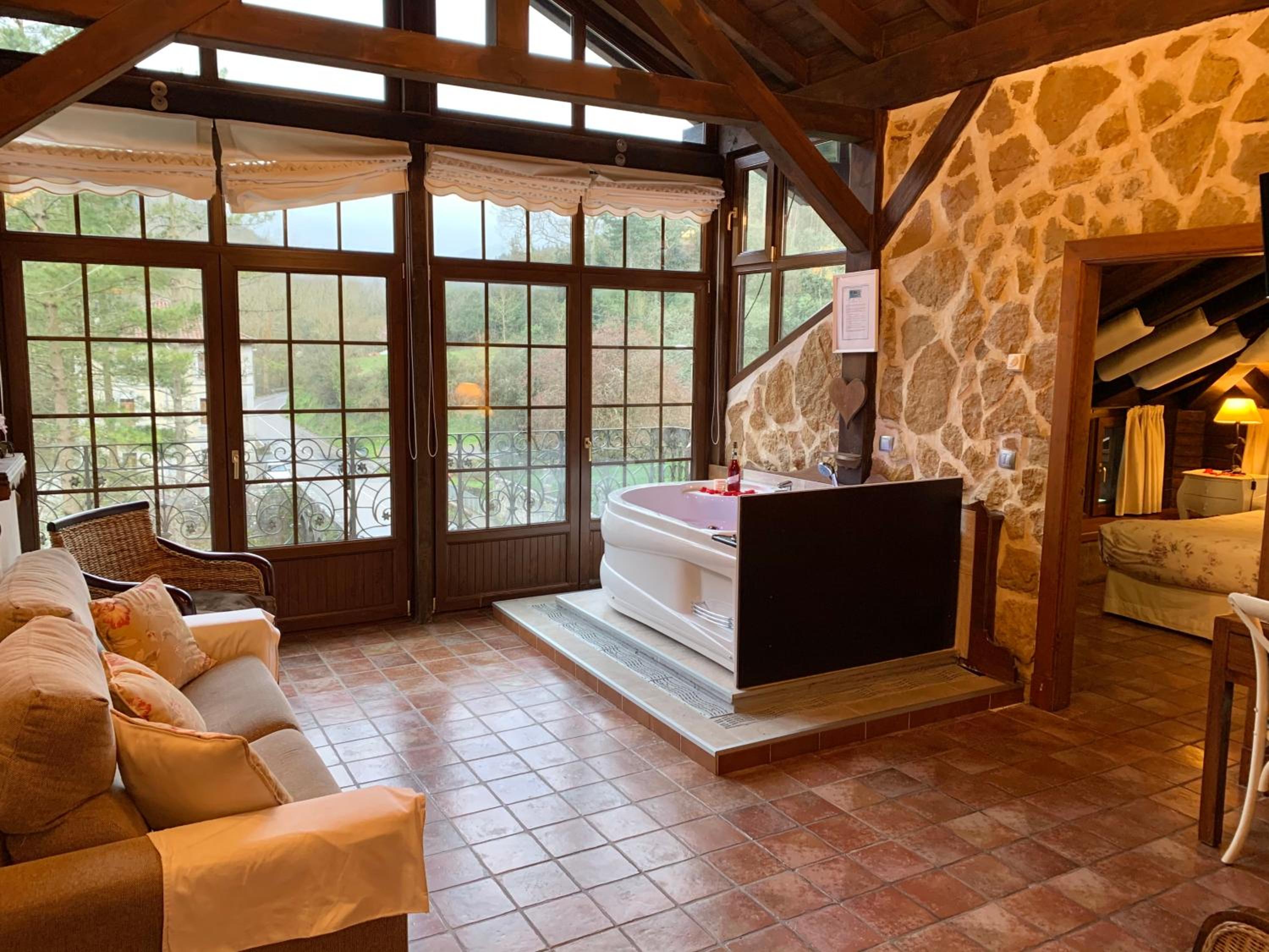 Luxury Suite with Spa Bath photo 3