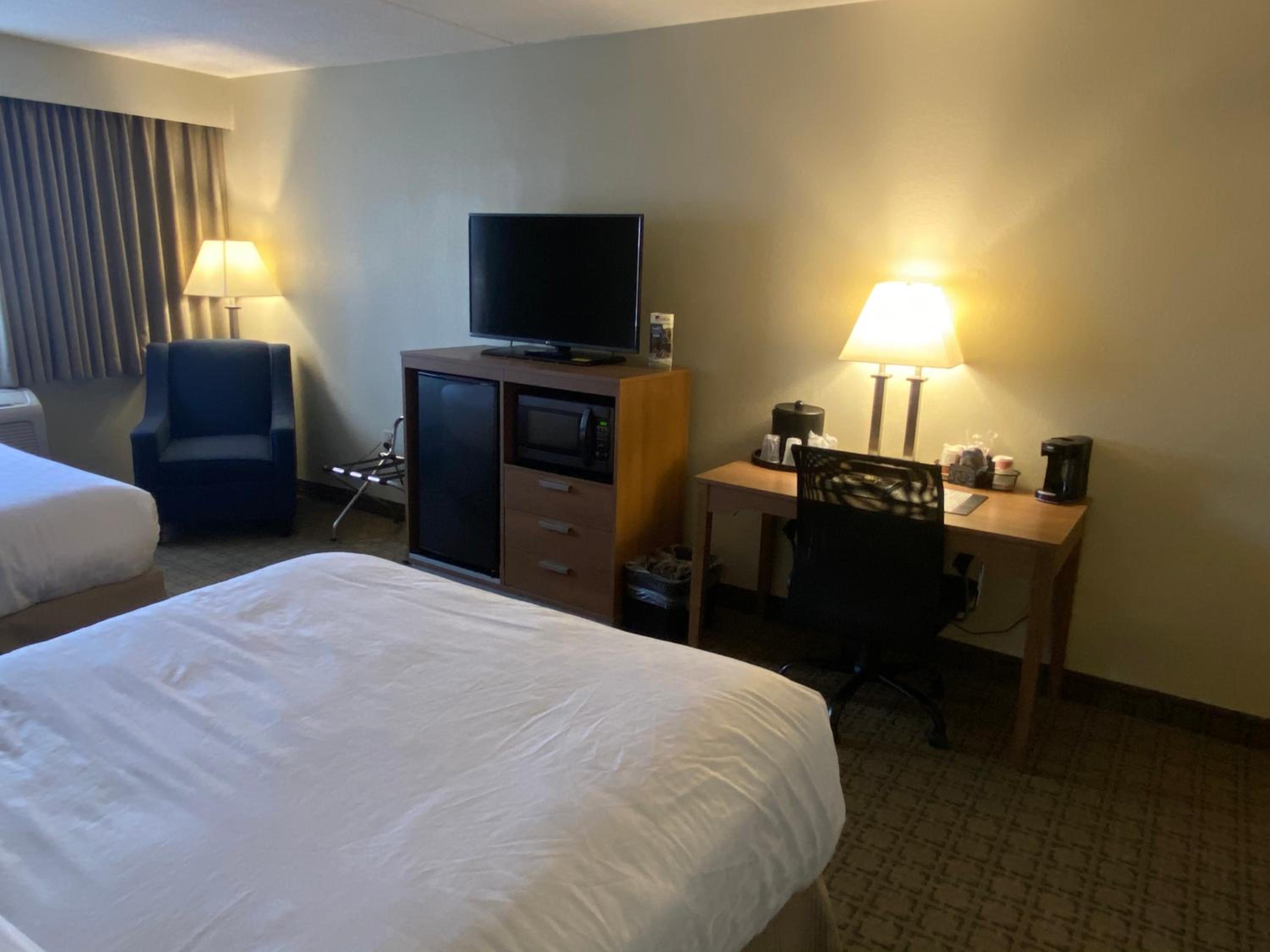 Standard Queen Room with Two Queen Beds - Photo 3