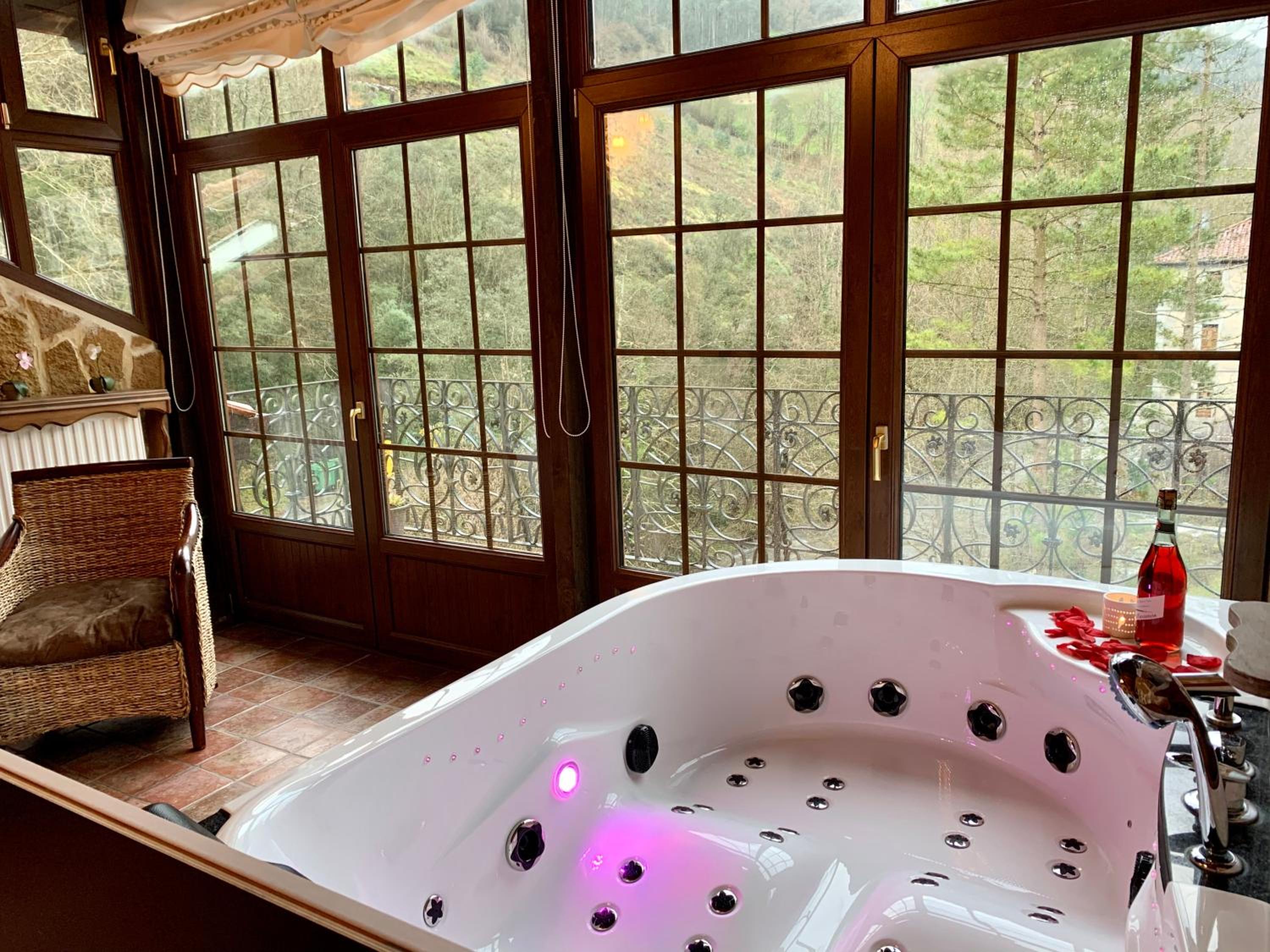Luxury Suite with Spa Bath photo 2
