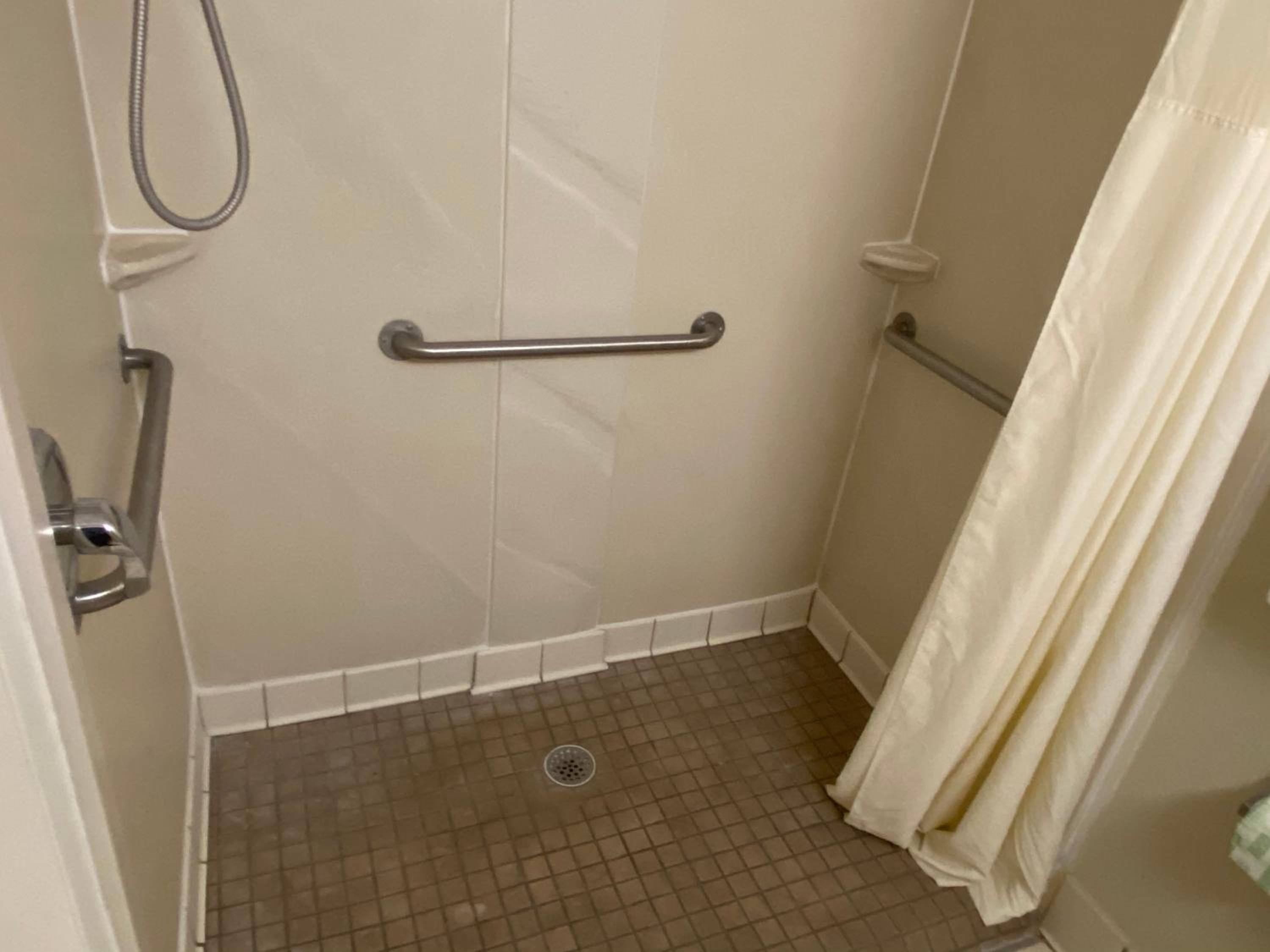 Queen Room with Two Queen Beds and Accessible Tub - Accessible/Non-Smoking - Photo 7