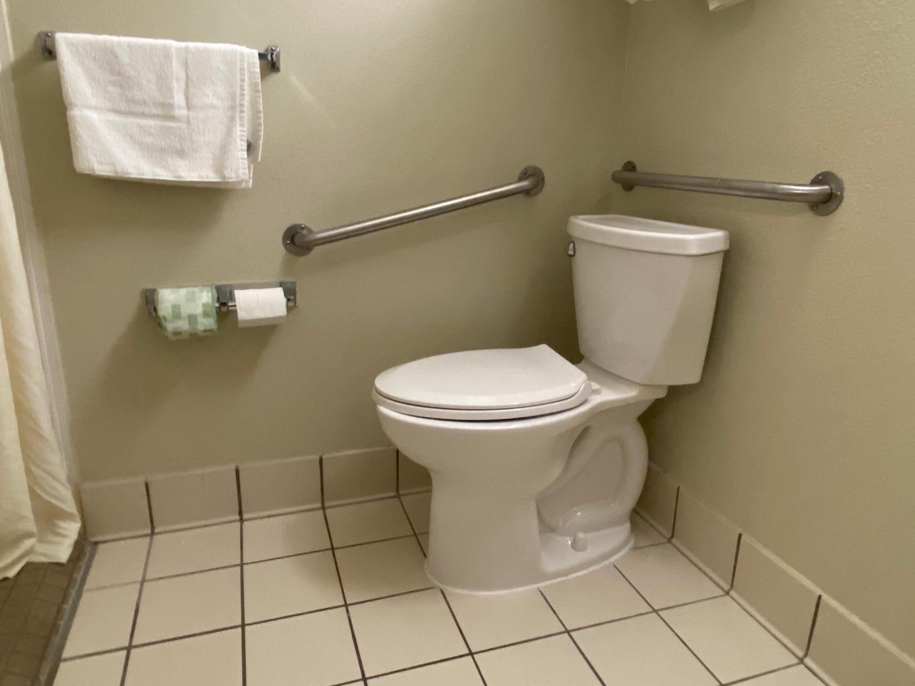 Queen Room with Two Queen Beds and Accessible Tub - Accessible/Non-Smoking - Photo 2