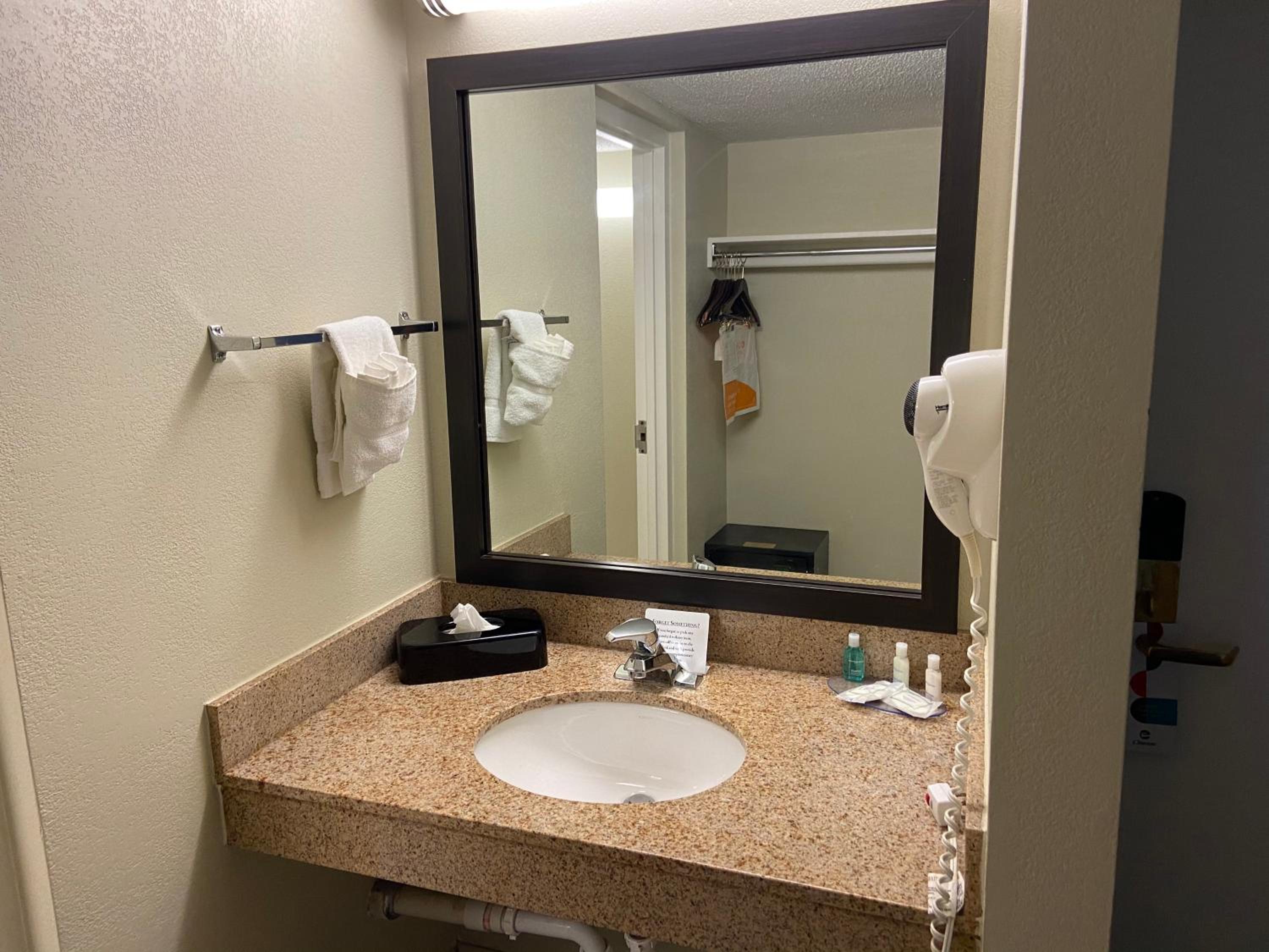 Standard King Room - Non-Smoking  - Photo 6