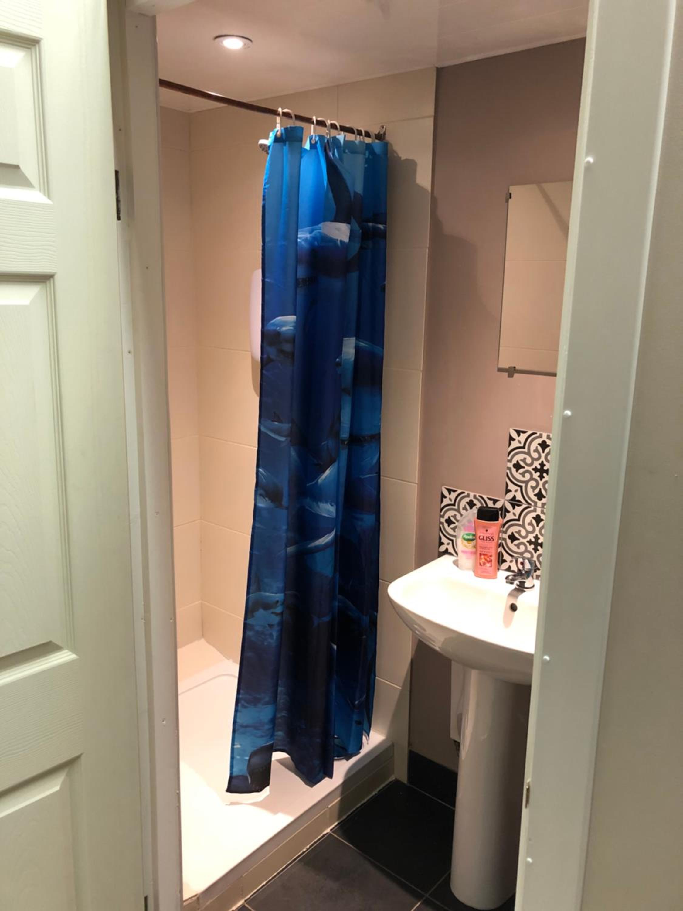 Double Room with Private Bathroom - Photo 9