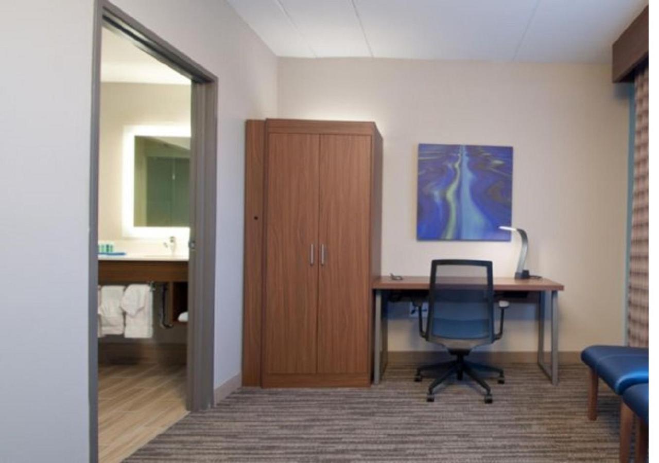 King Suite with Hearing Accessible Tub - Non-Smoking - Photo 1
