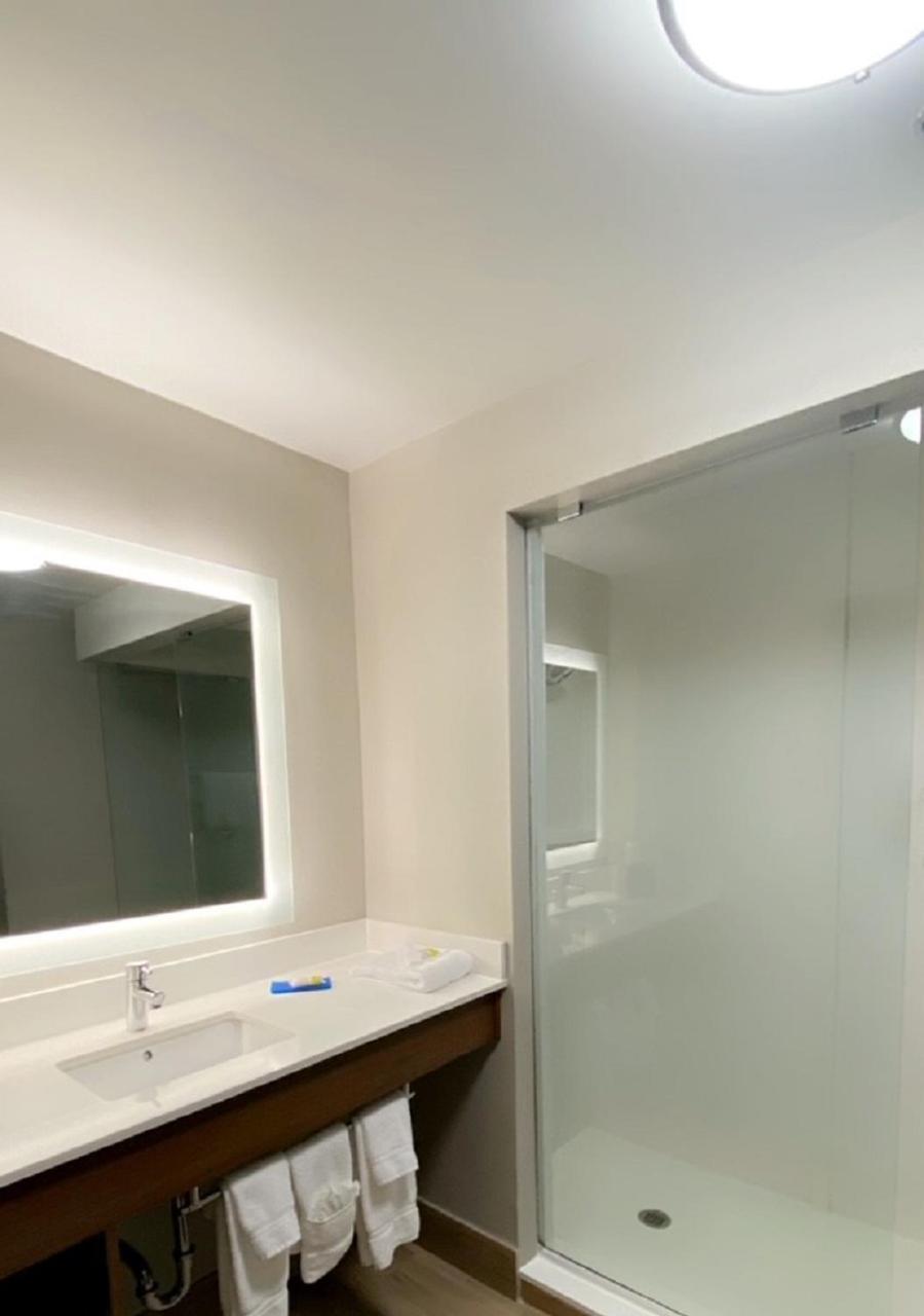 King Suite with Hearing Accessible Tub - Non-Smoking - Photo 2