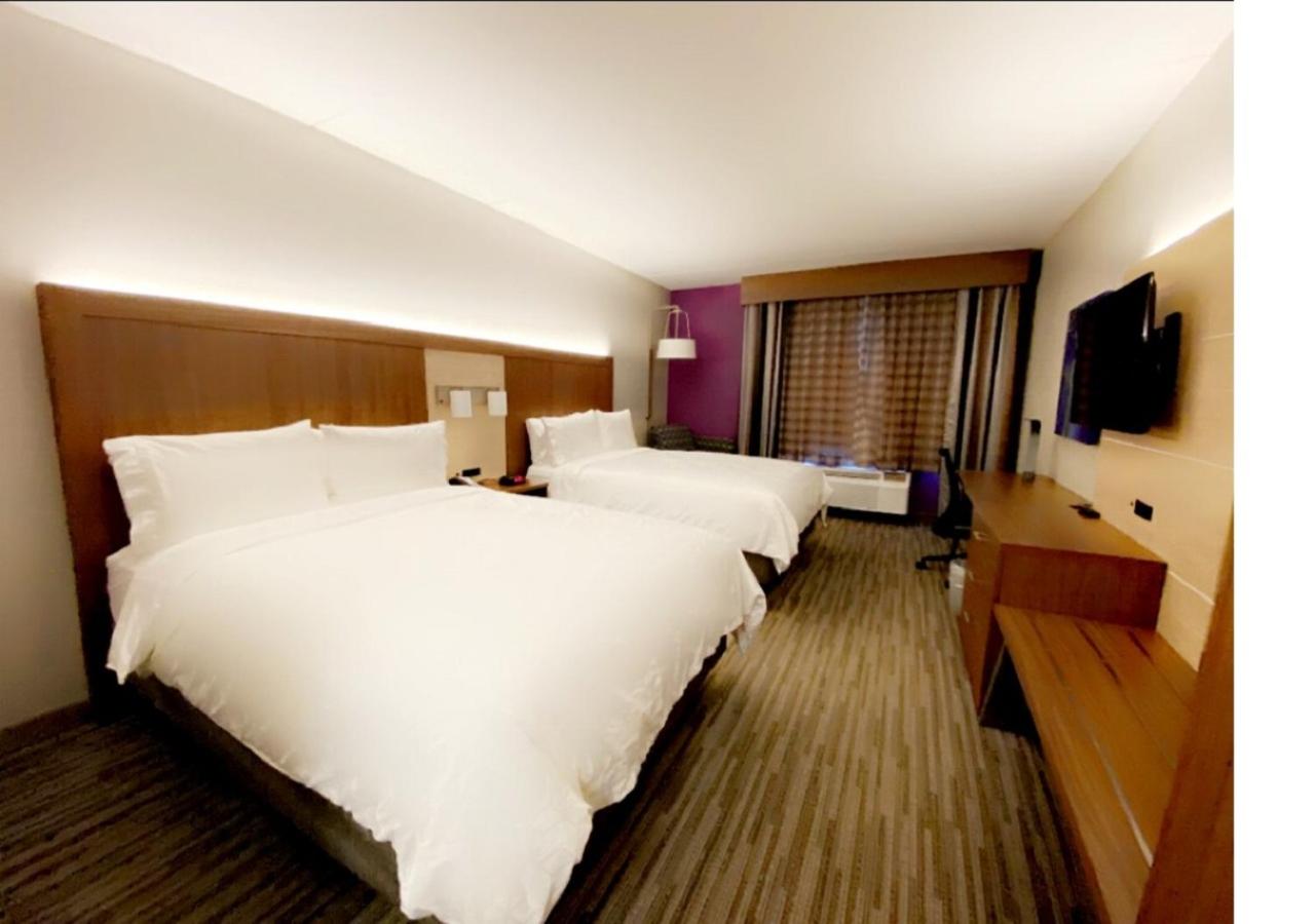 Standard Room with Two Queen Beds - Photo 2
