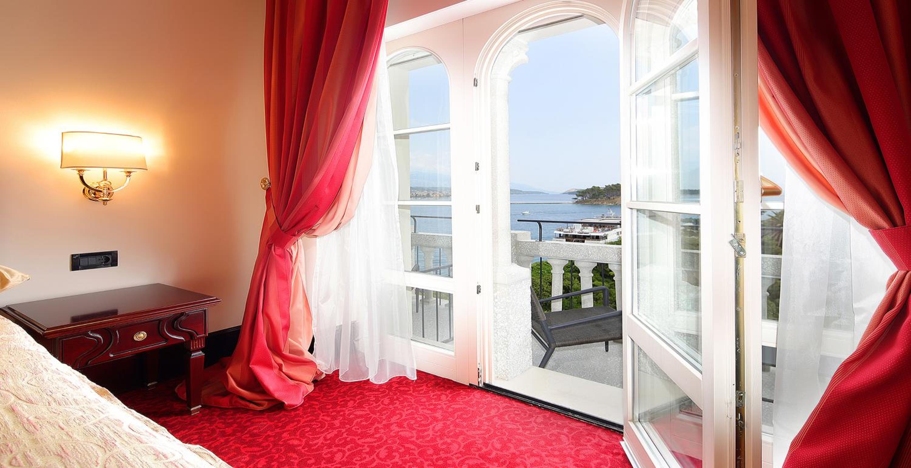 Deluxe Suite with Balcony - Photo 6