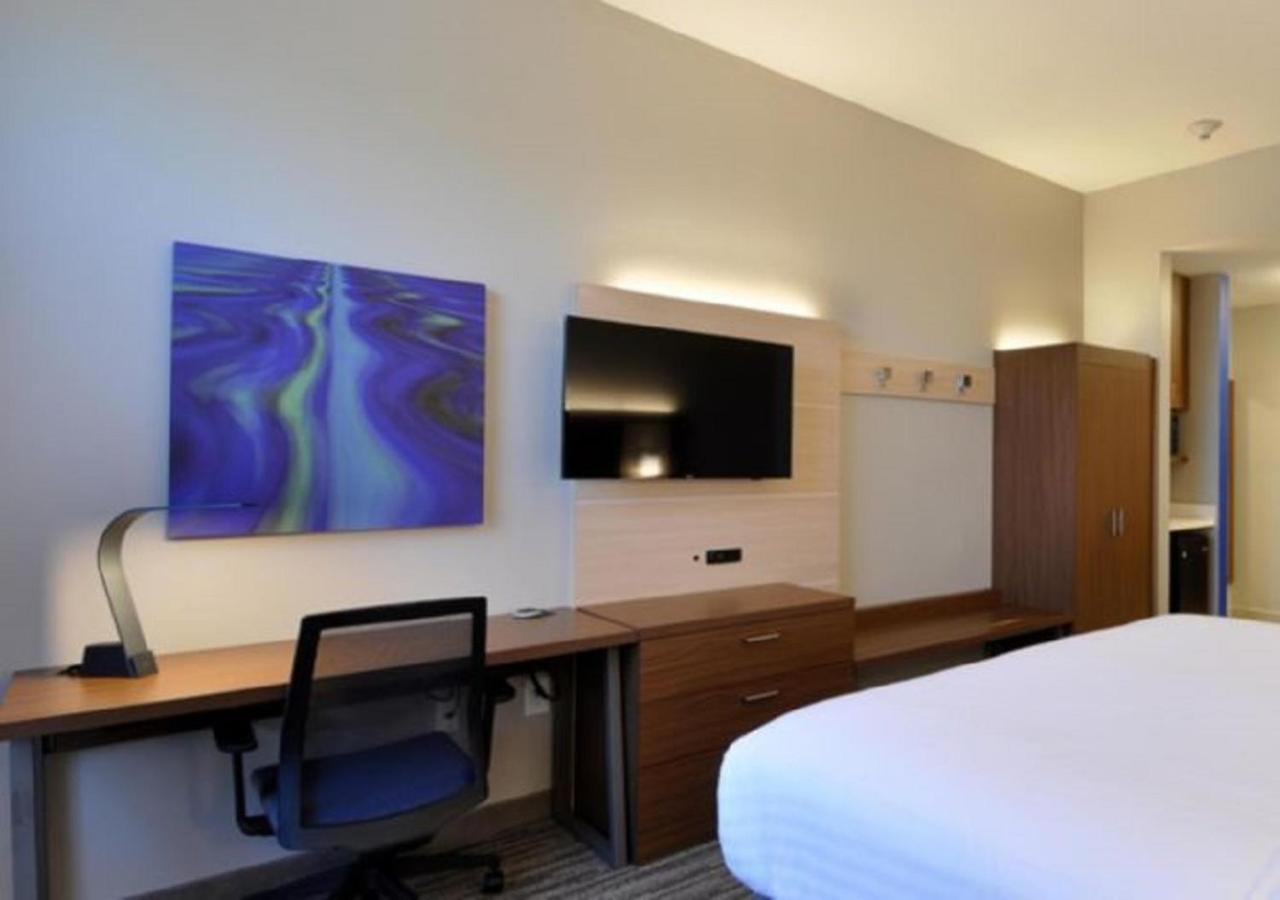 Standard King Room - Photo 7