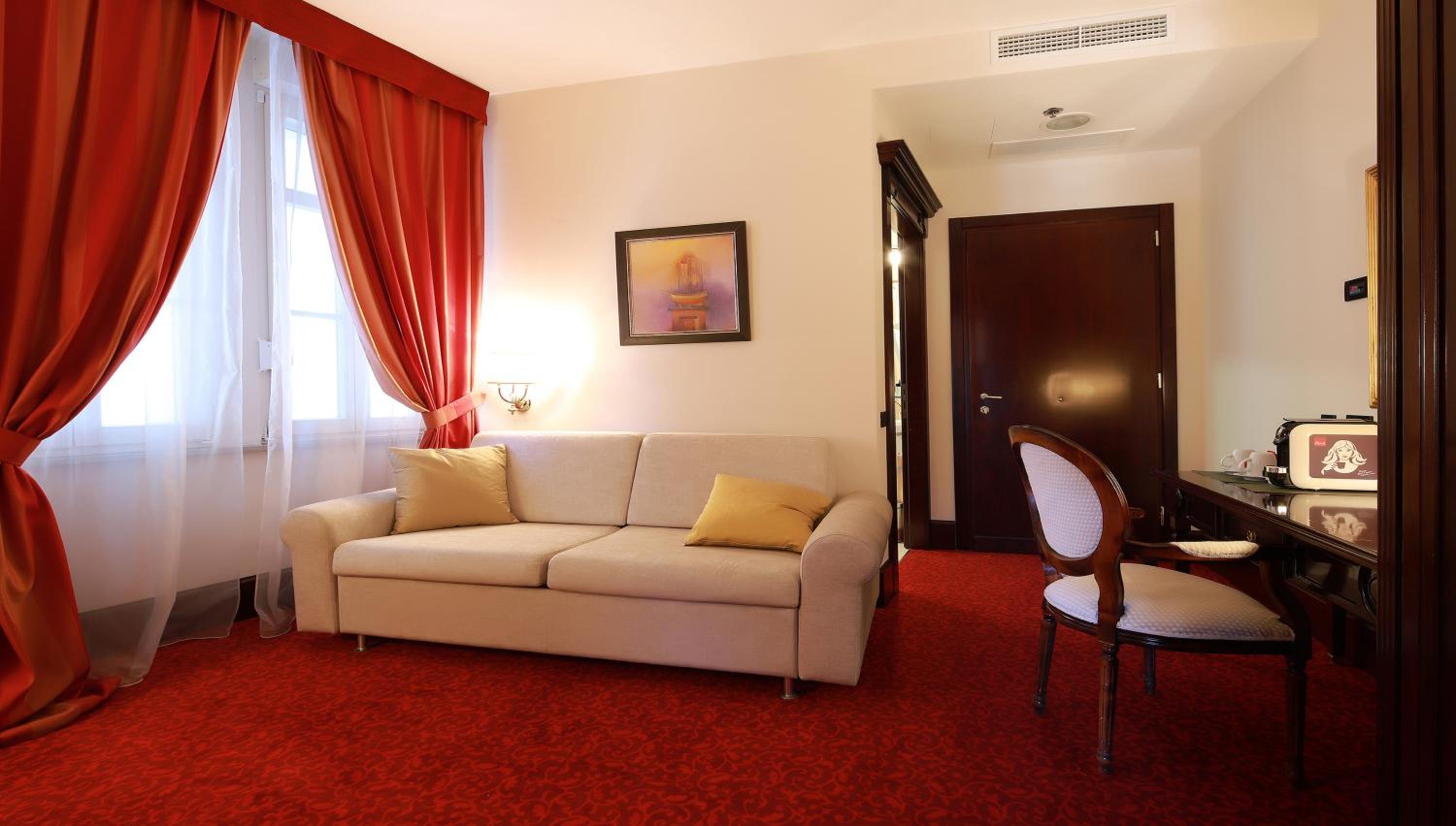 Deluxe Suite with Balcony - Photo 2