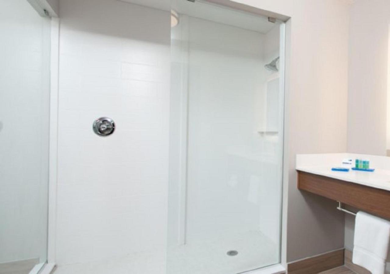 Standard King Room with Mobility Accessible Tub - Photo 2