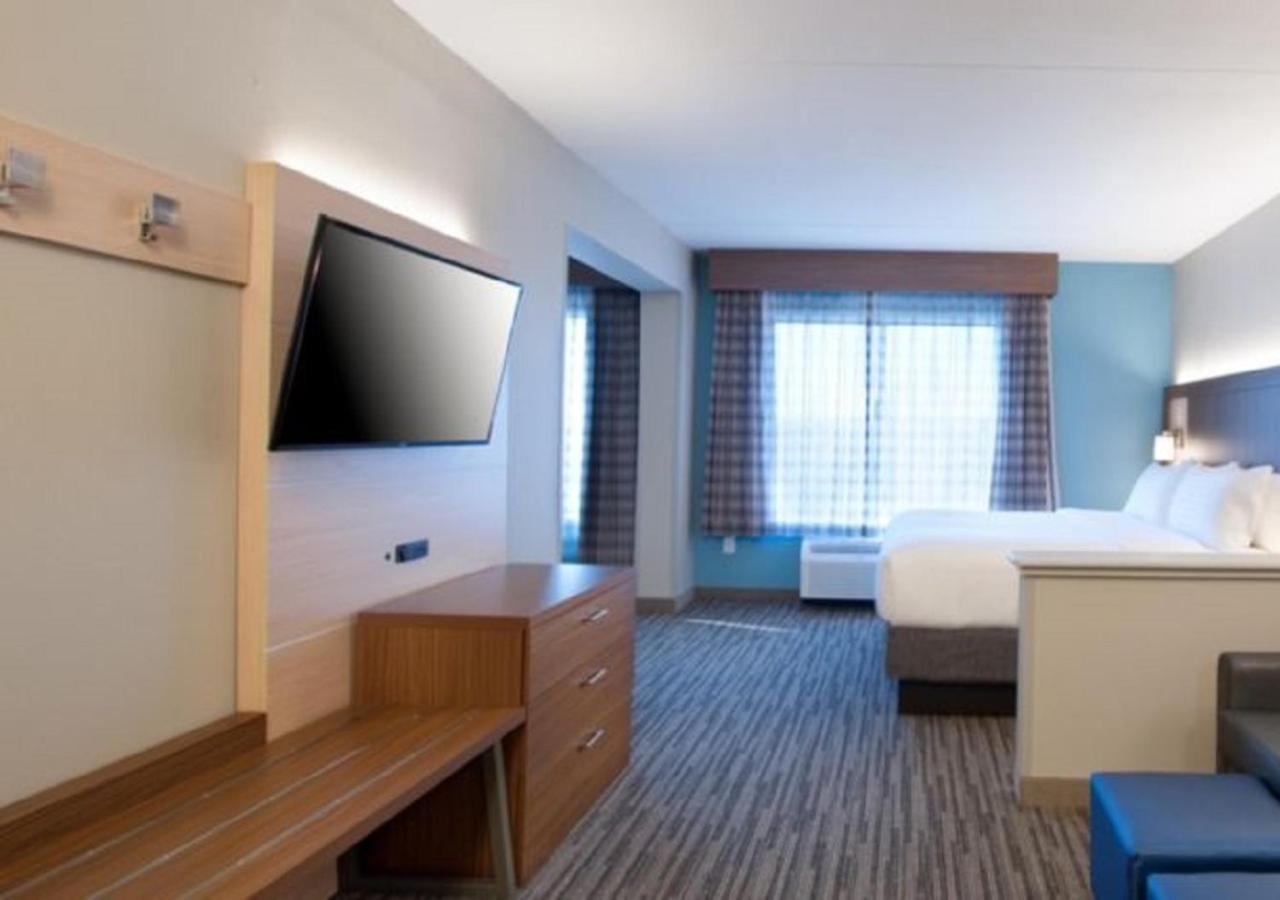 Standard King Room with Mobility Accessible Tub - Photo 1