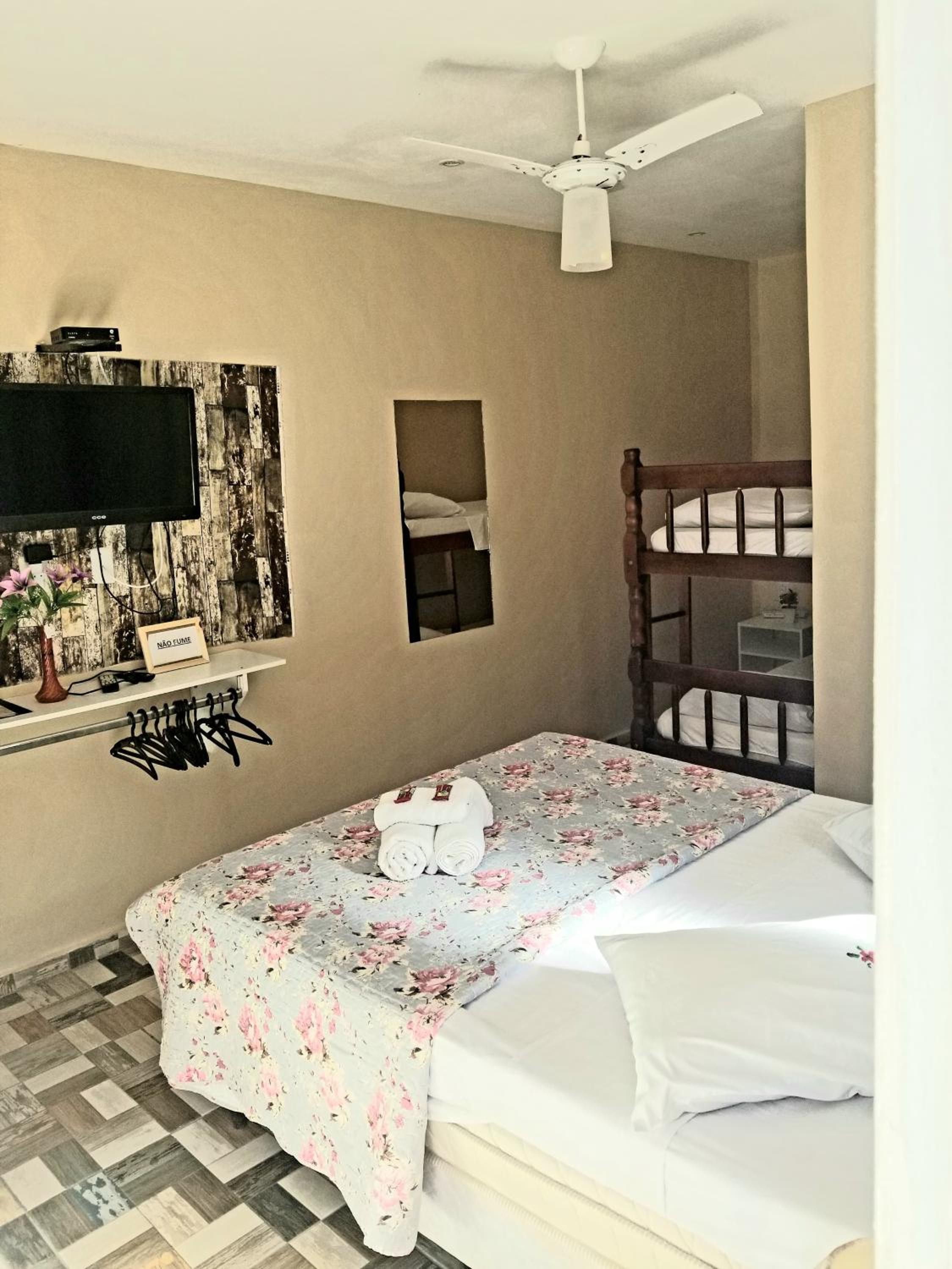 Quadruple Room with Bathroom - Photo 16