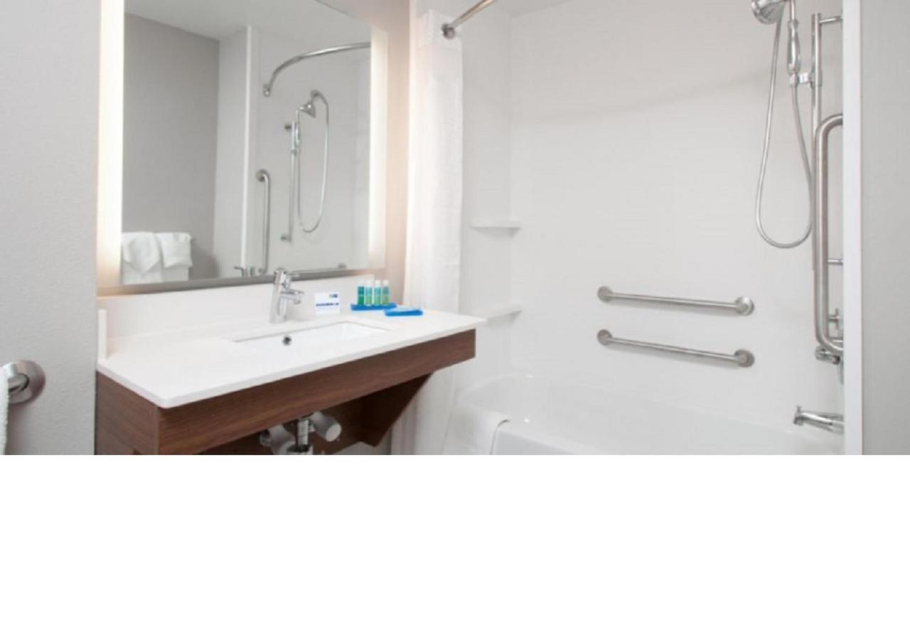 King Suite with Hearing Accessible Tub - Non-Smoking - Photo 5