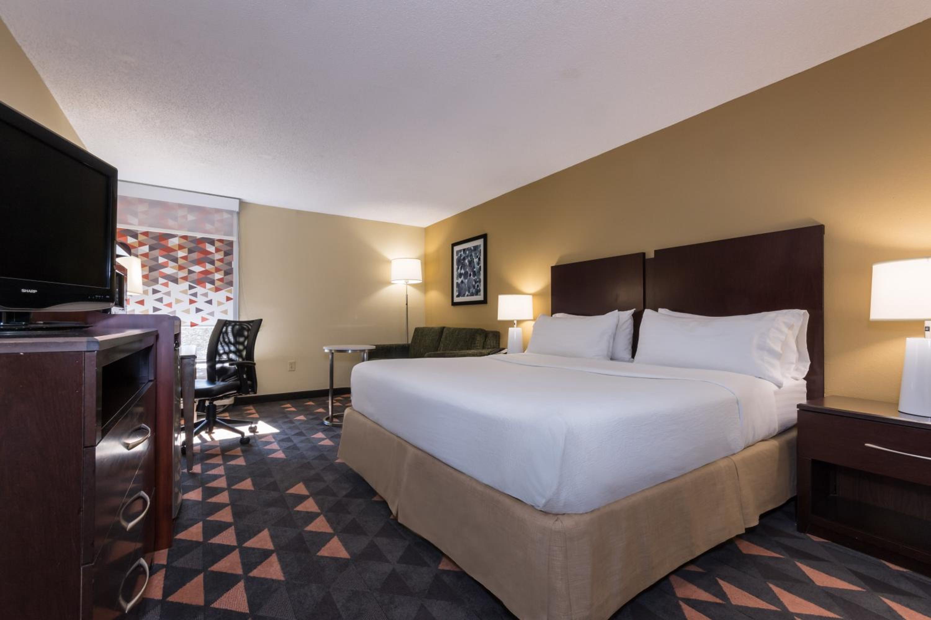 Standard King Room with Sofa Bed - Photo 1
