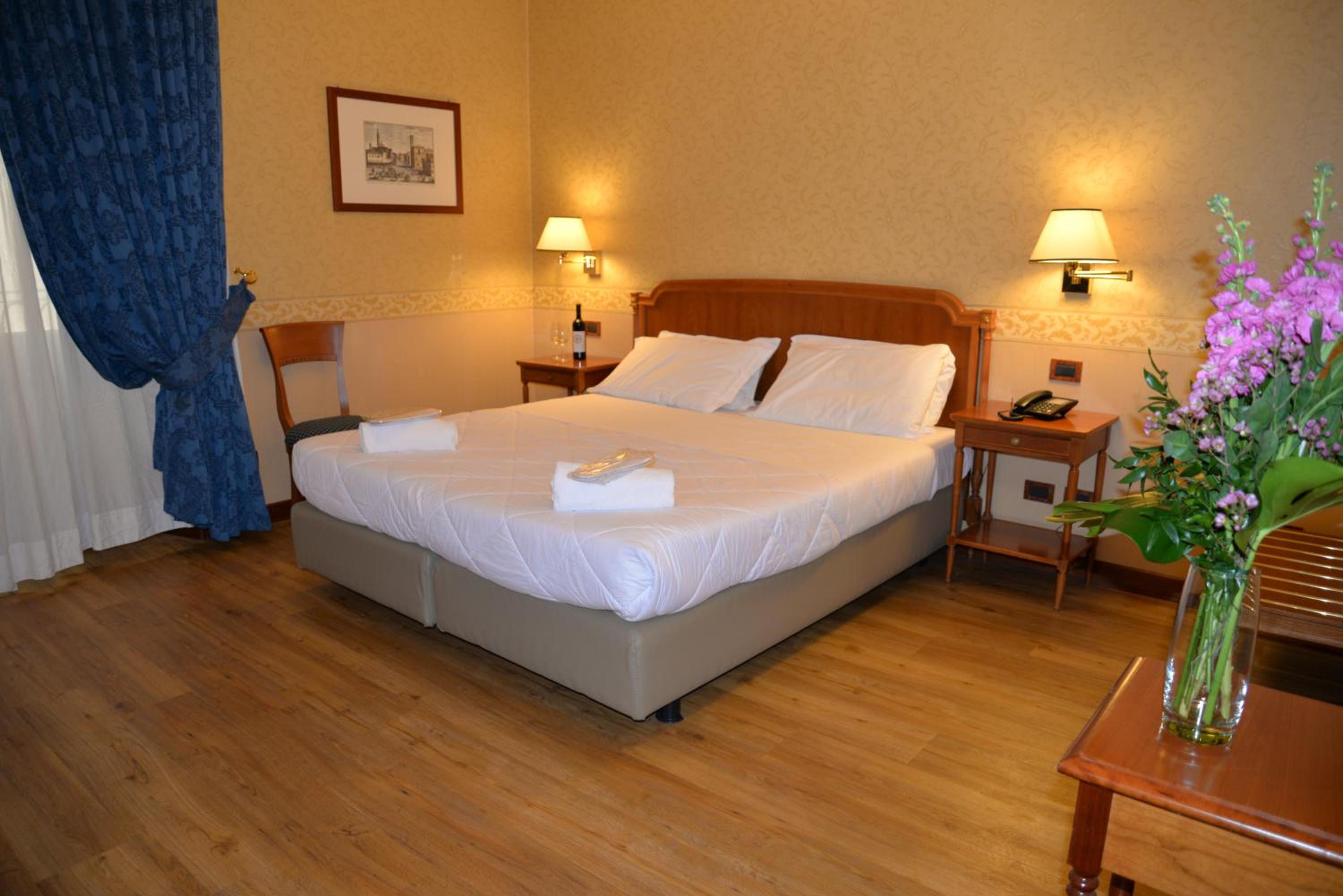 Standard Double Room thumbnail 6