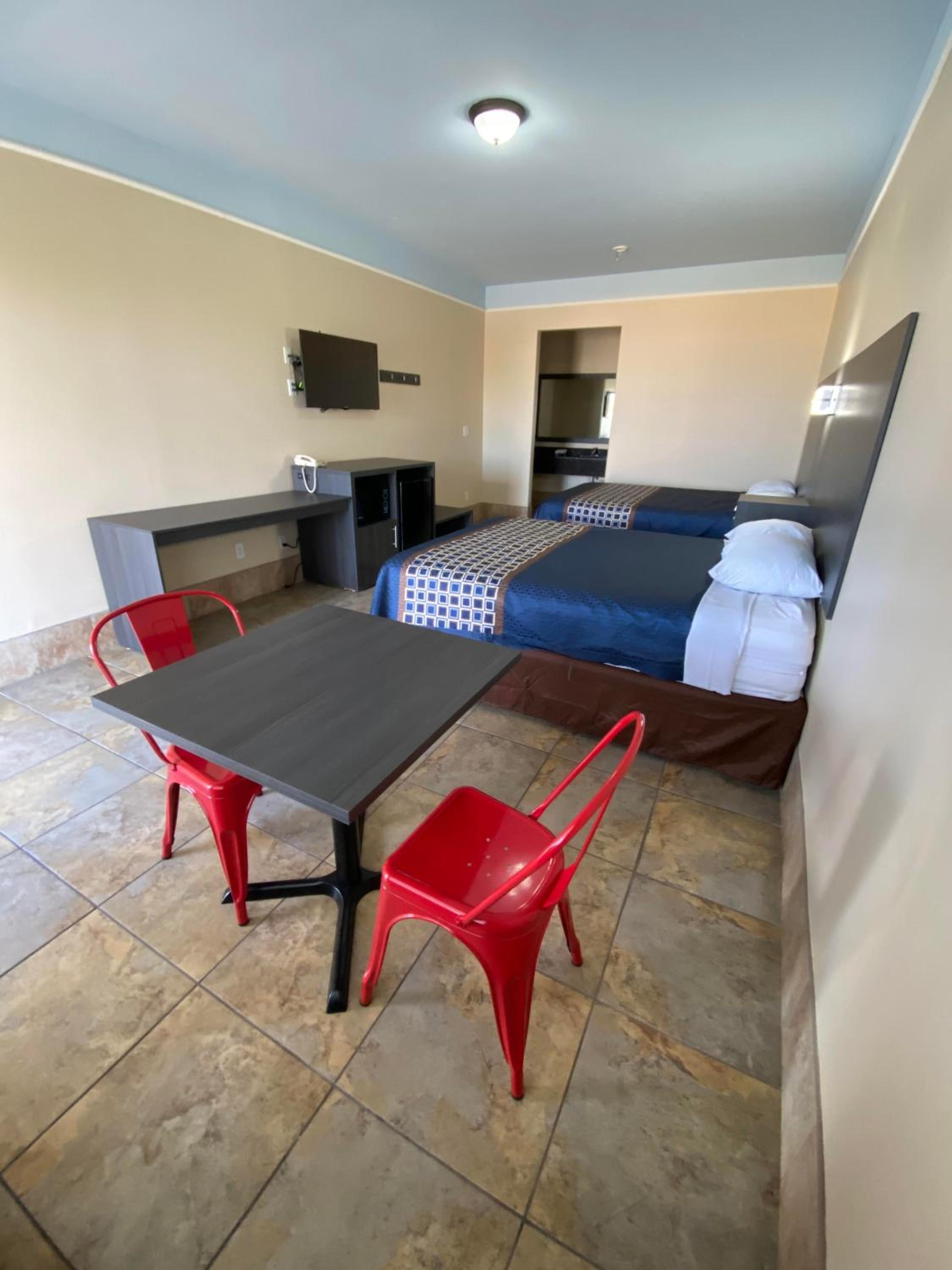 Queen Room with Two Queen Beds - Non-Smoking - Photo 1