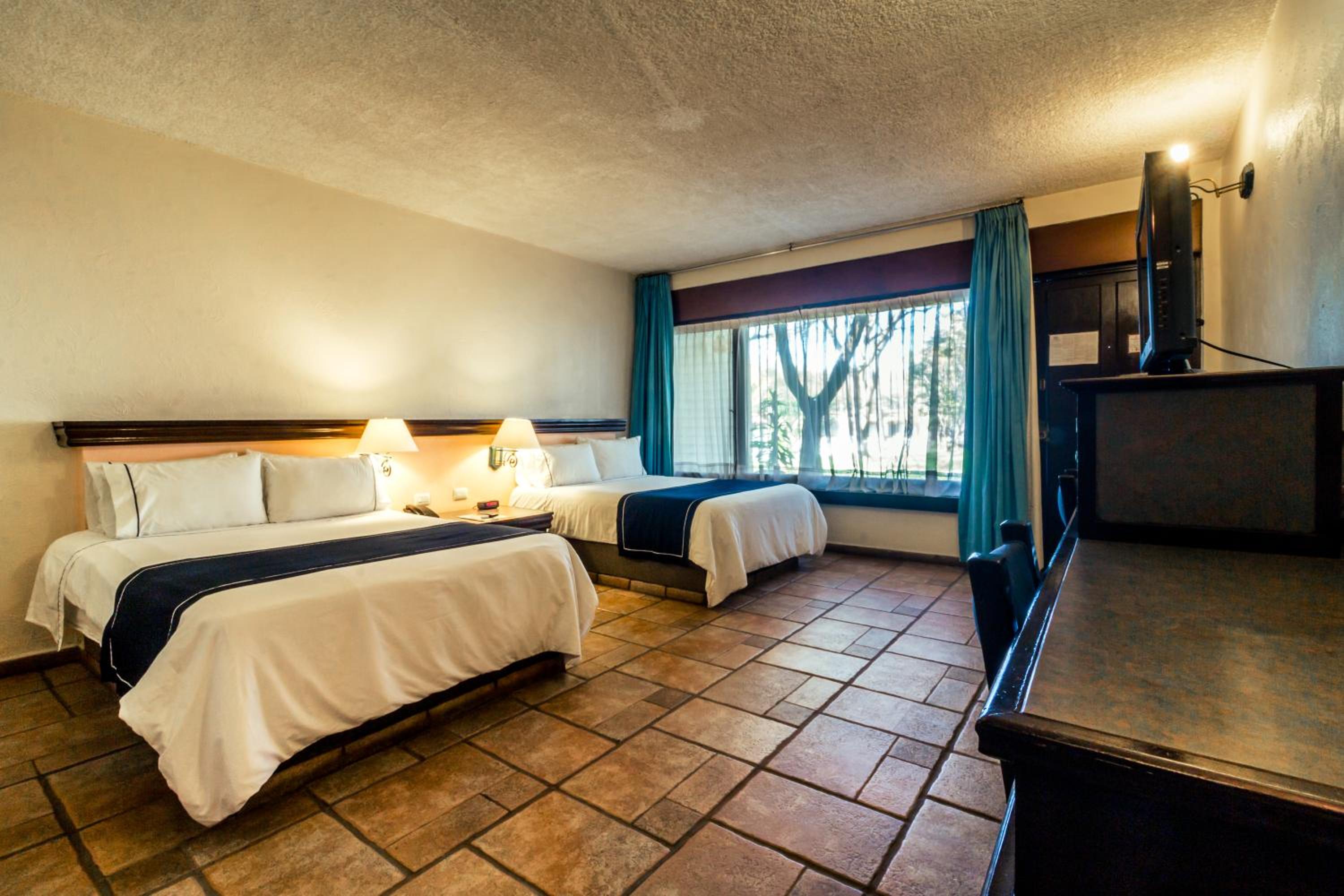 Standard Doppelzimmer mit zwei Doppelbetten - Poolblick