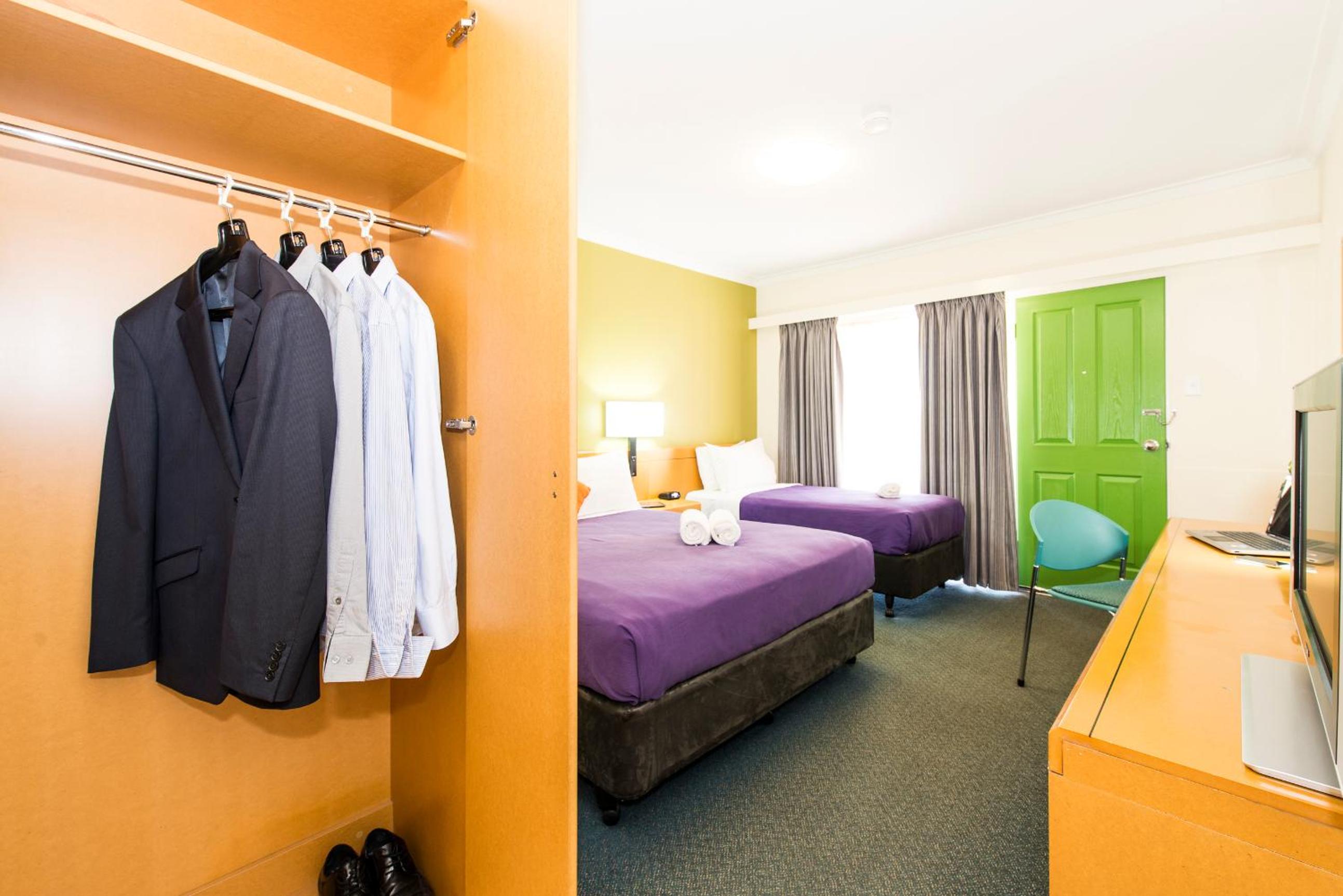 Standard Room with One Queen Bed and One Single Bed - Photo 3
