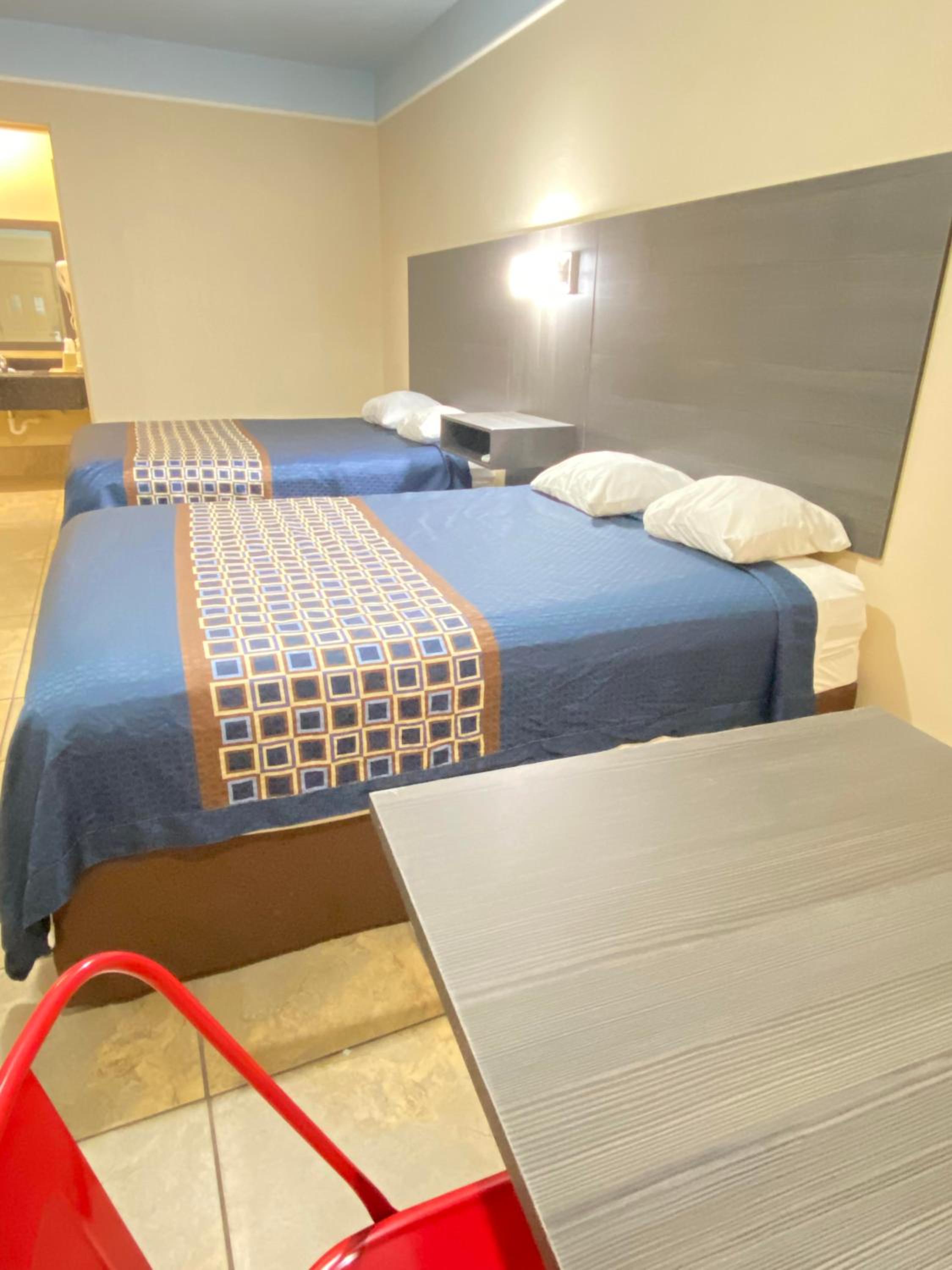 Queen Room with Two Queen Beds - Non-Smoking - Photo 4