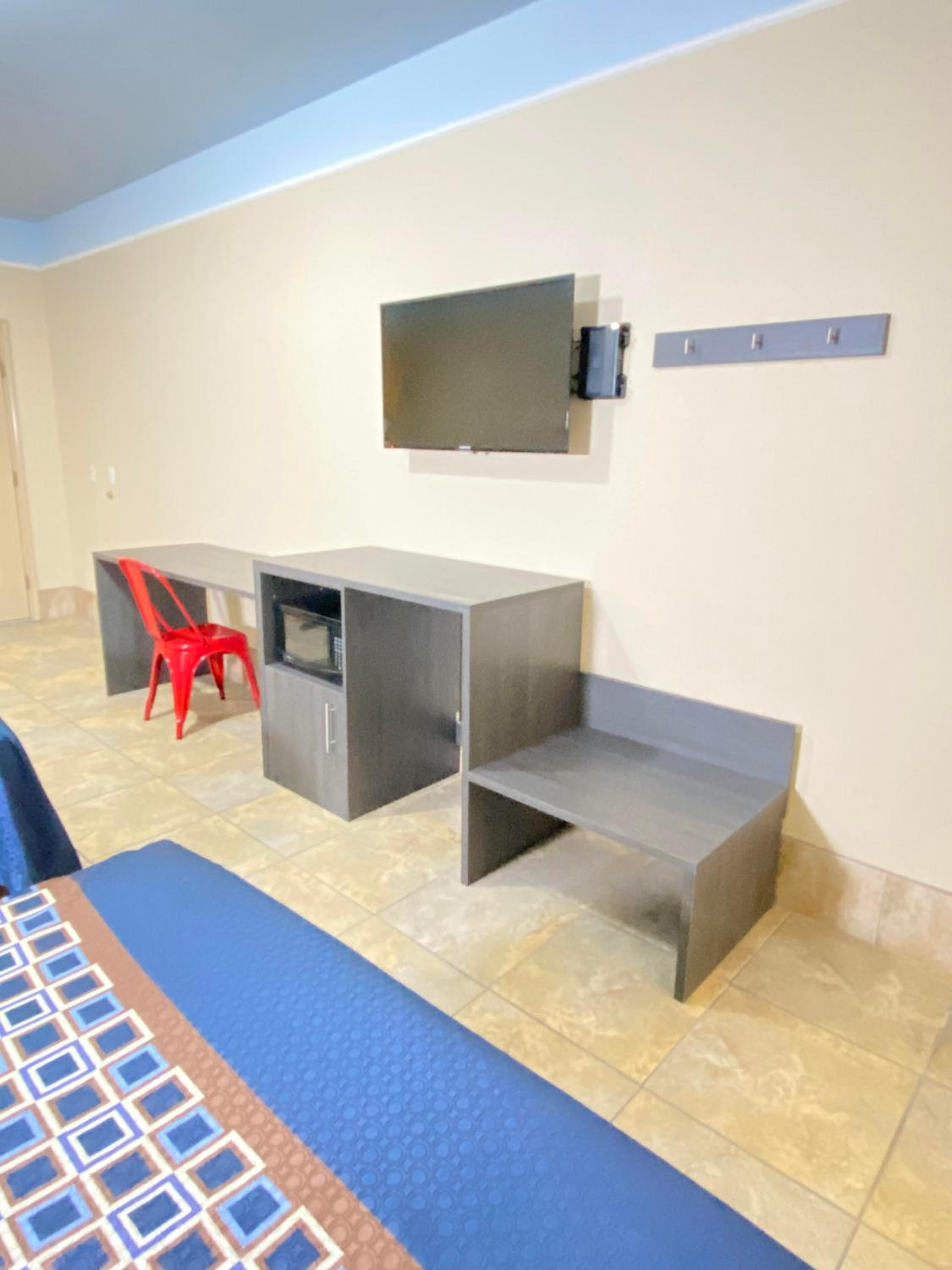 King Room - Non-Smoking - Photo 7