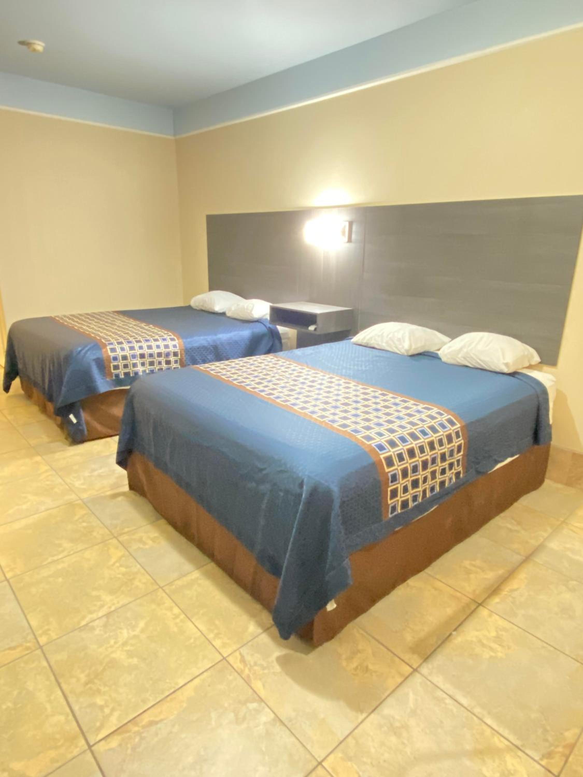 Queen Room with Two Queen Beds - Non-Smoking - Photo 2